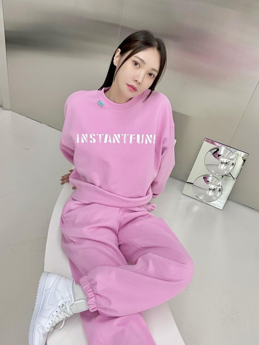 Instantfunk Women Standard Sweat Pants Pink, Instantfunk Women Standard Logo Sweatshirt Pink 착용 스타일