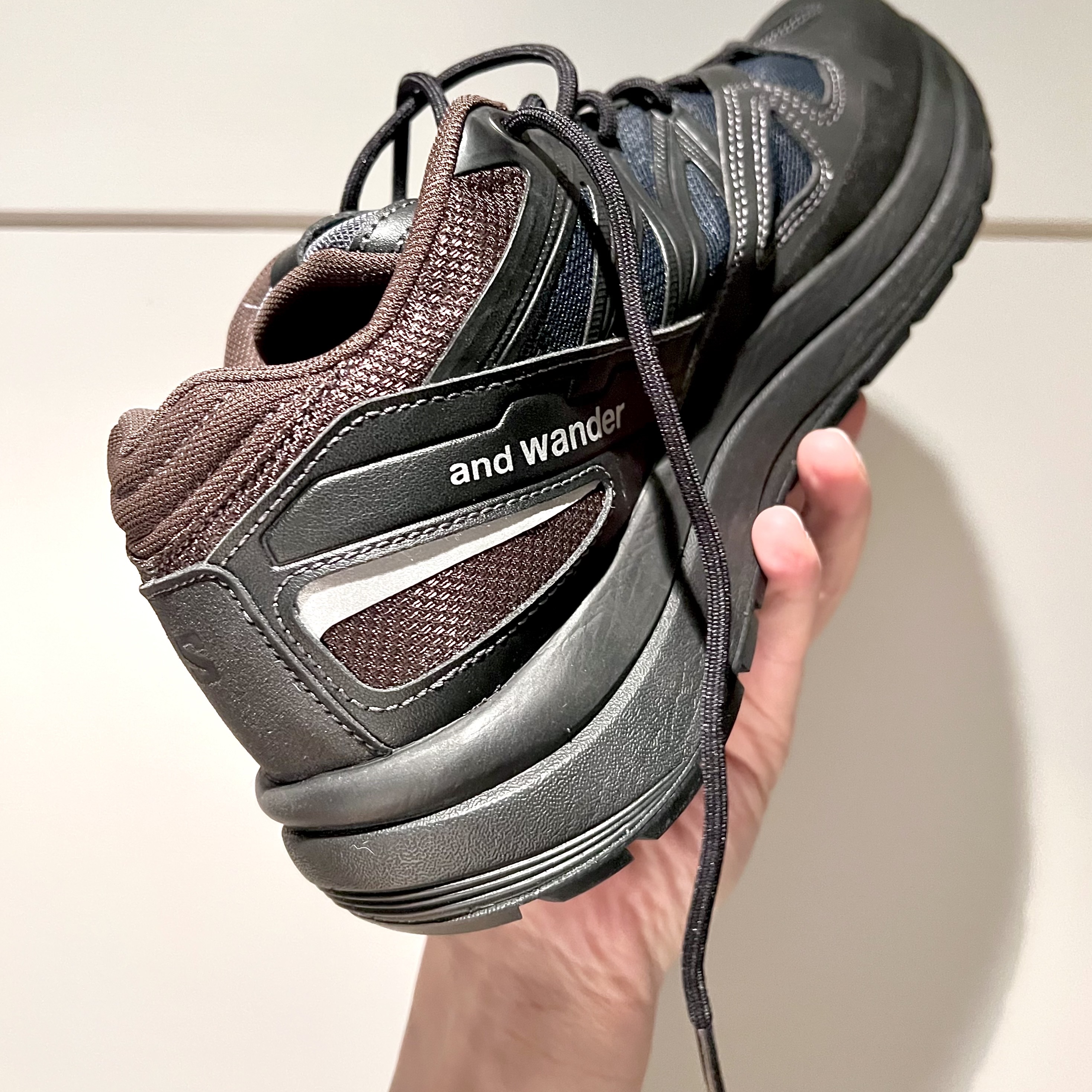 Salomon x And Wander Odyssey 1 Black Scarab 착용 스타일 - 2