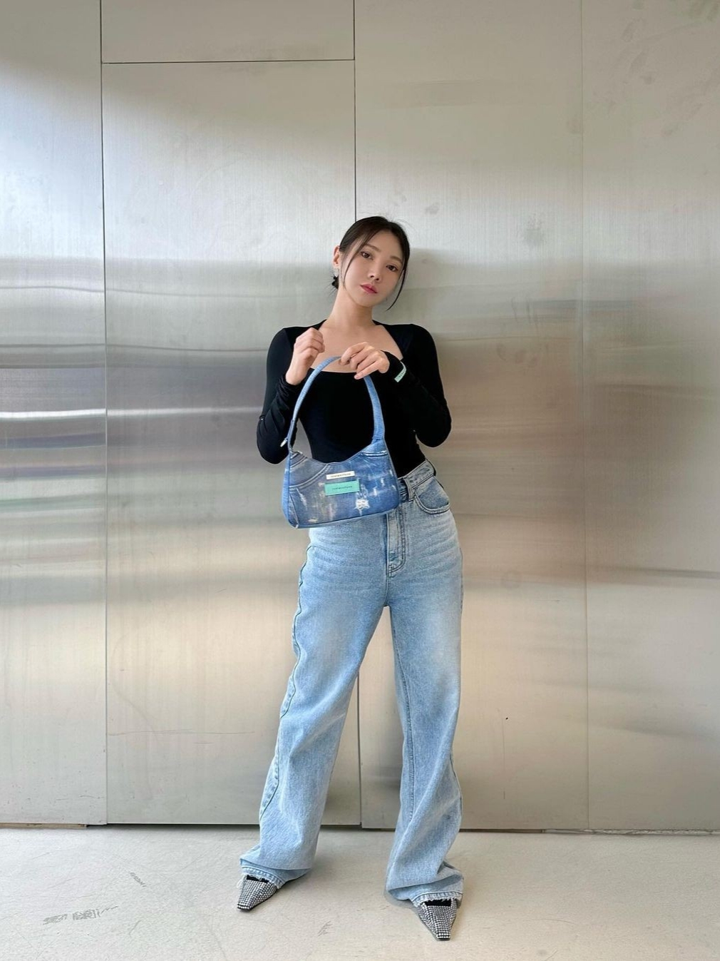 Instantfunk Women Wide 03 Light Blue, Instantfunk Women Denim Printed Hobo Bag Blue 착용 스타일 - 2