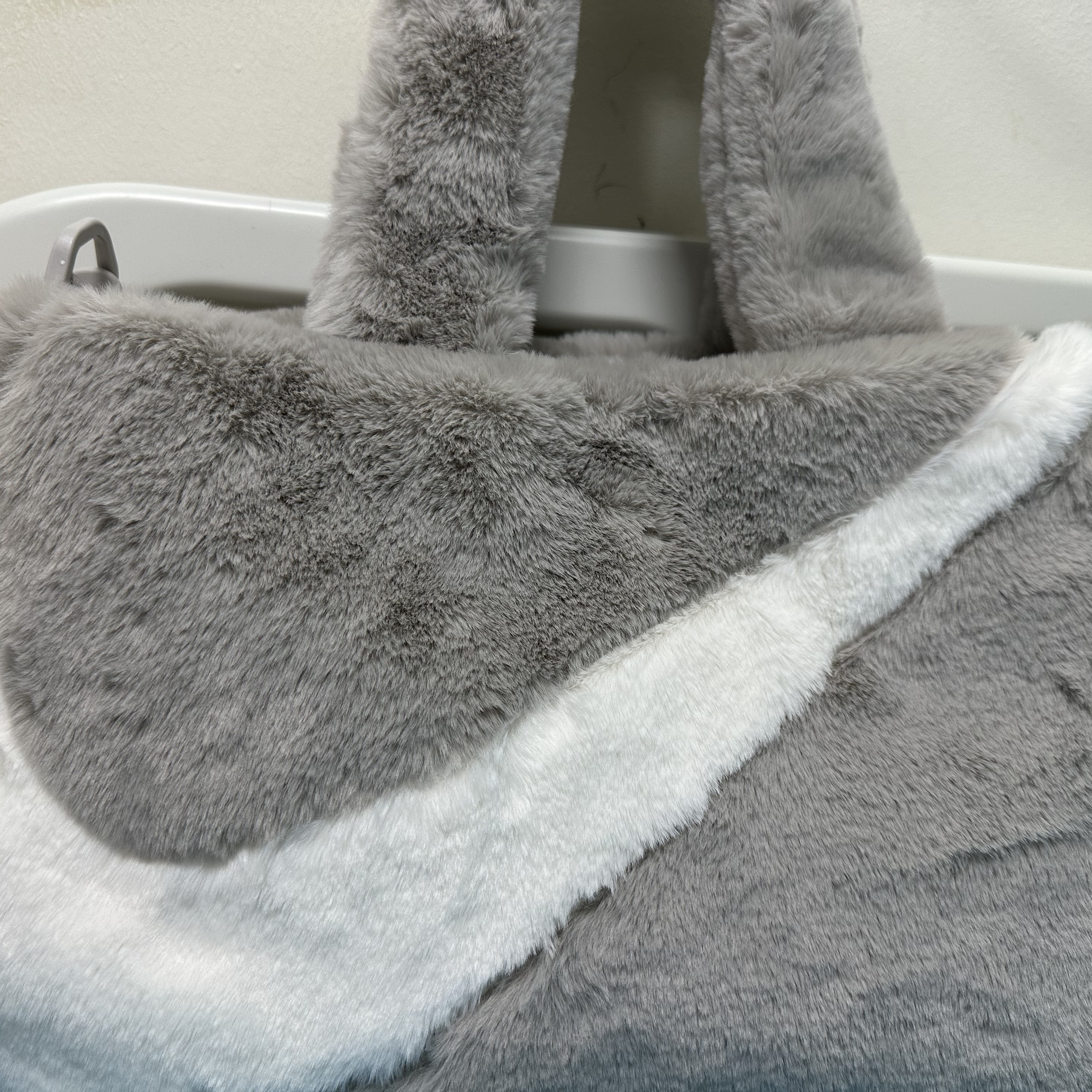 Nike NSW Faux Fur Tote Bag Light Iron Ore 착용 스타일