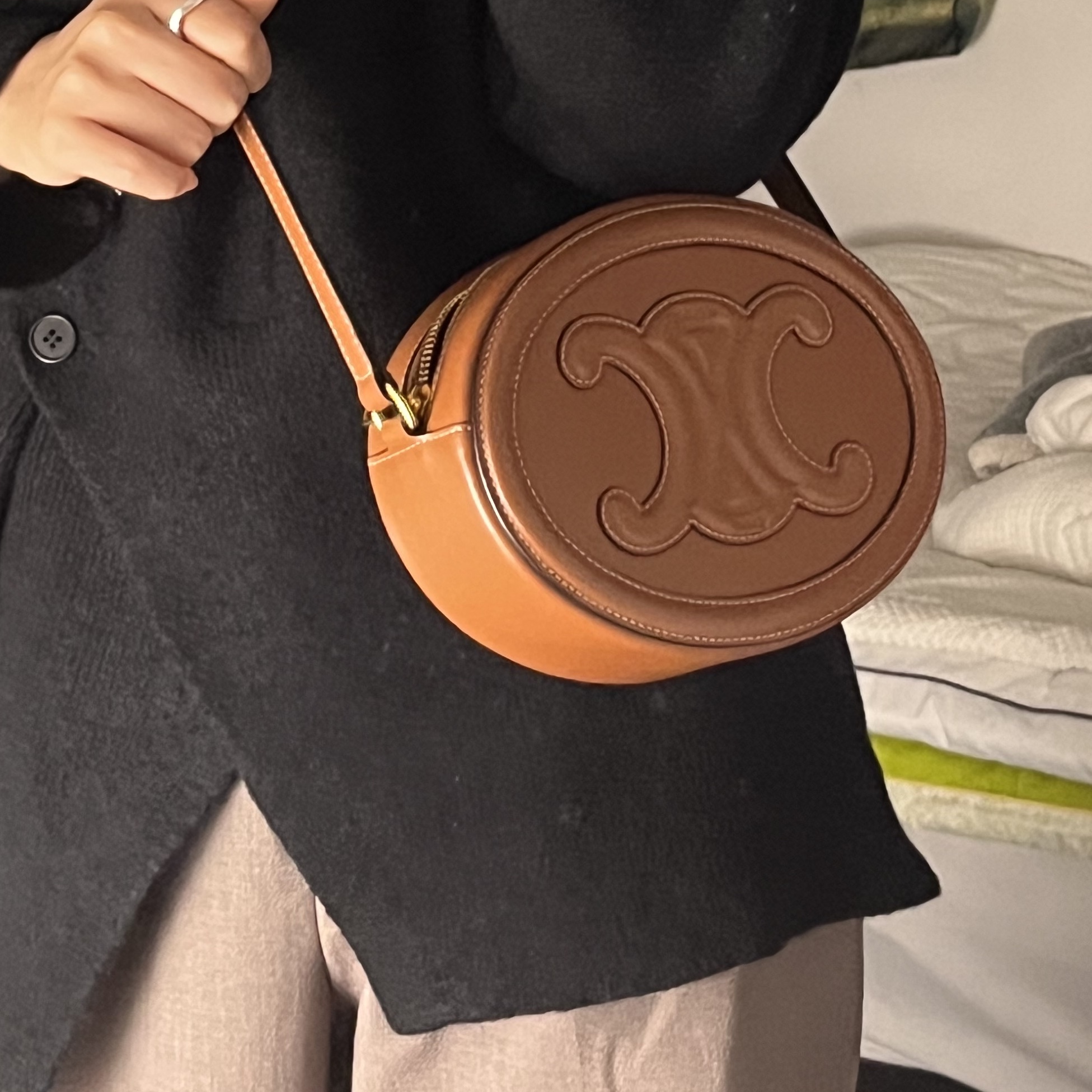 Celine Oval Bag Cuir Triomphe in Smooth Calfskin Tan 착용 스타일 - 2