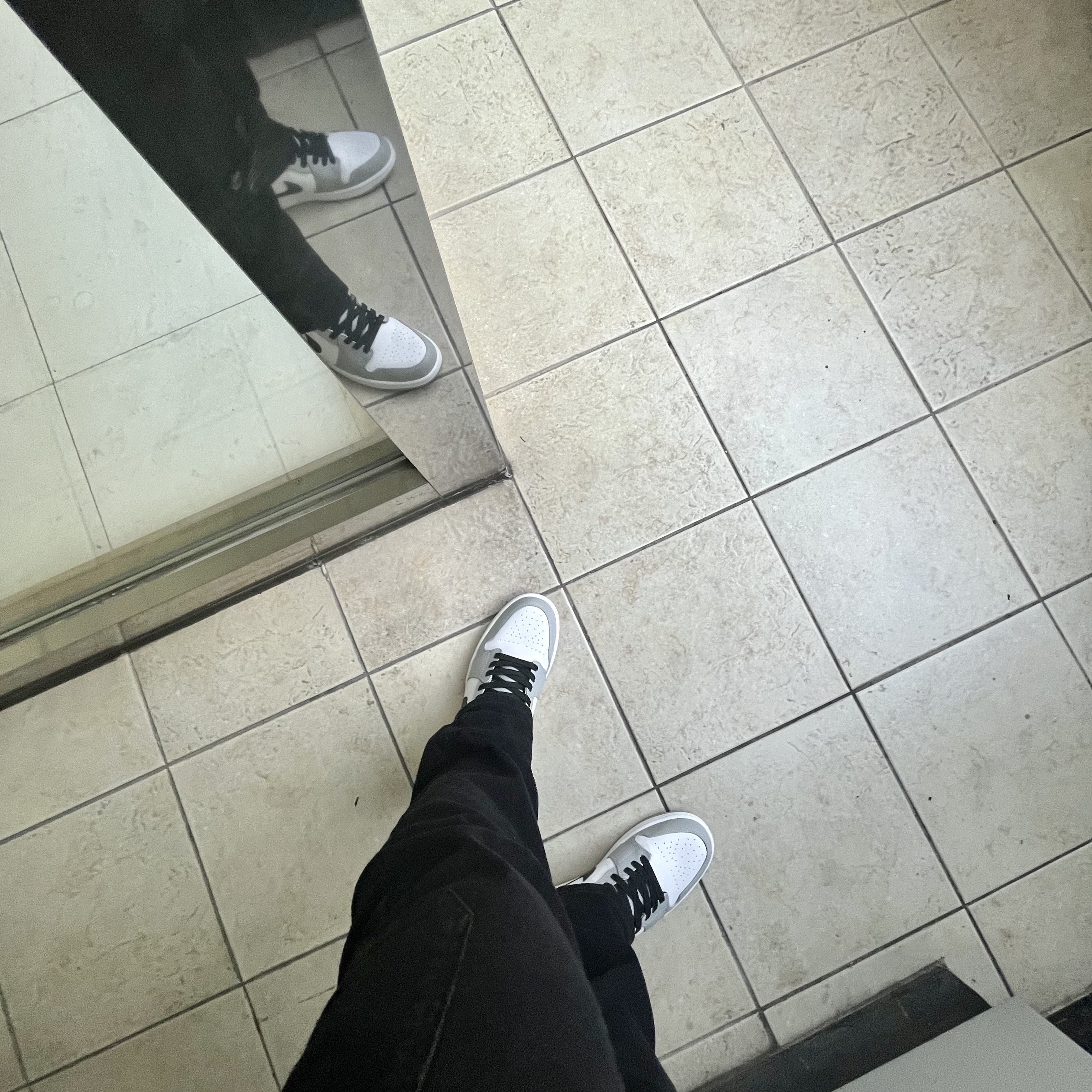 Jordan 1 Mid Light Smoke Grey 착용 스타일