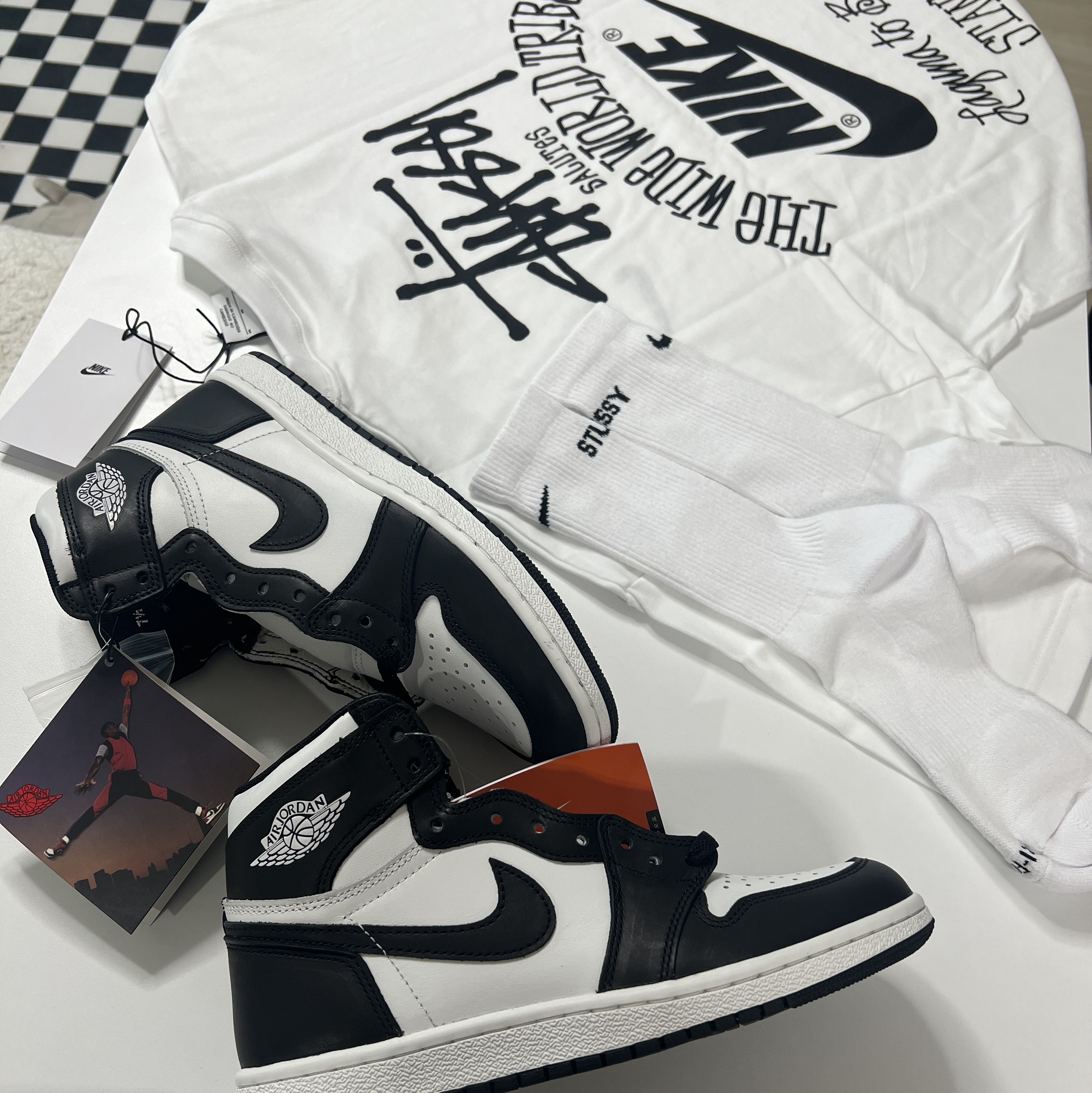 Jordan 1 High 85 Black White, Nike x Stussy T-Shirt White (DV1774-100) 착용 스타일