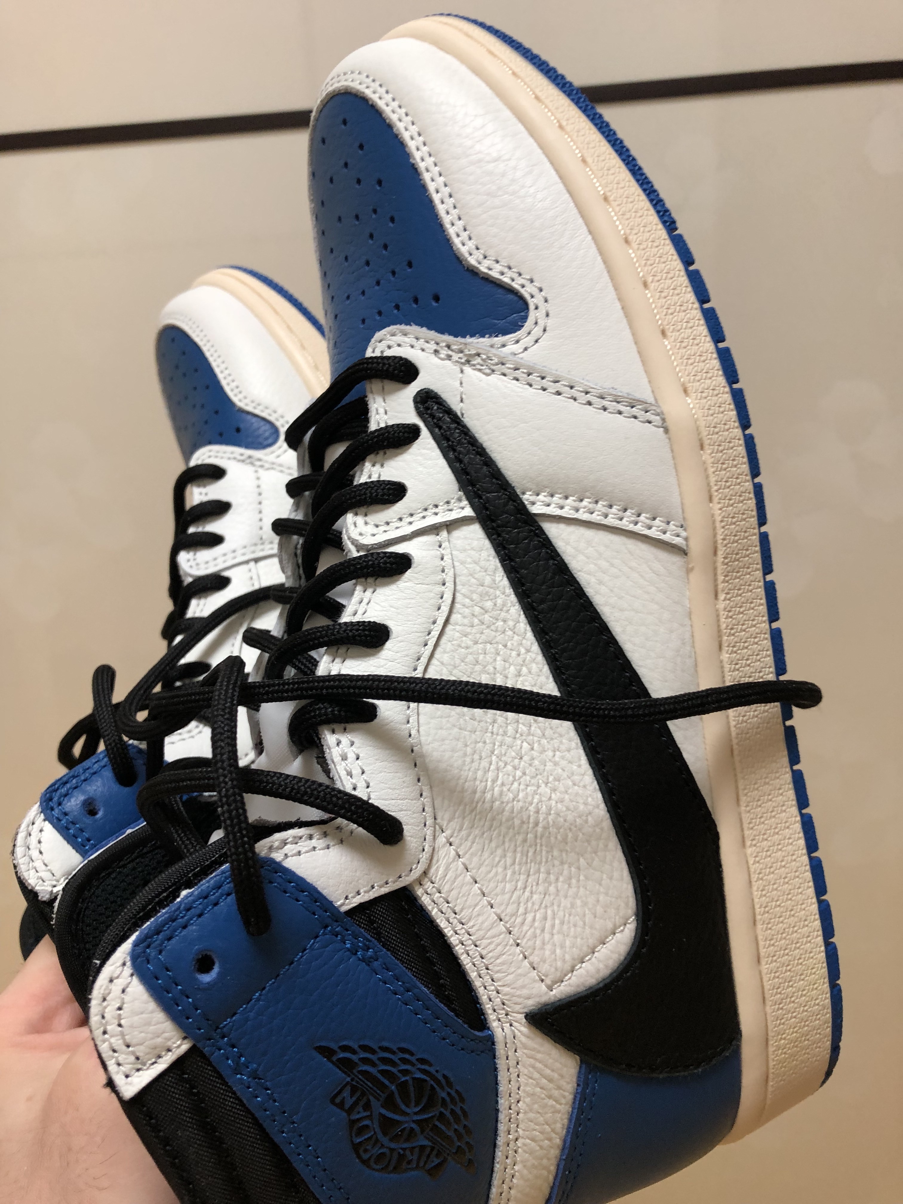 Jordan 1 x Travis Scott x Fragment Retro High OG SP Military Blue 착용 스타일 - 1