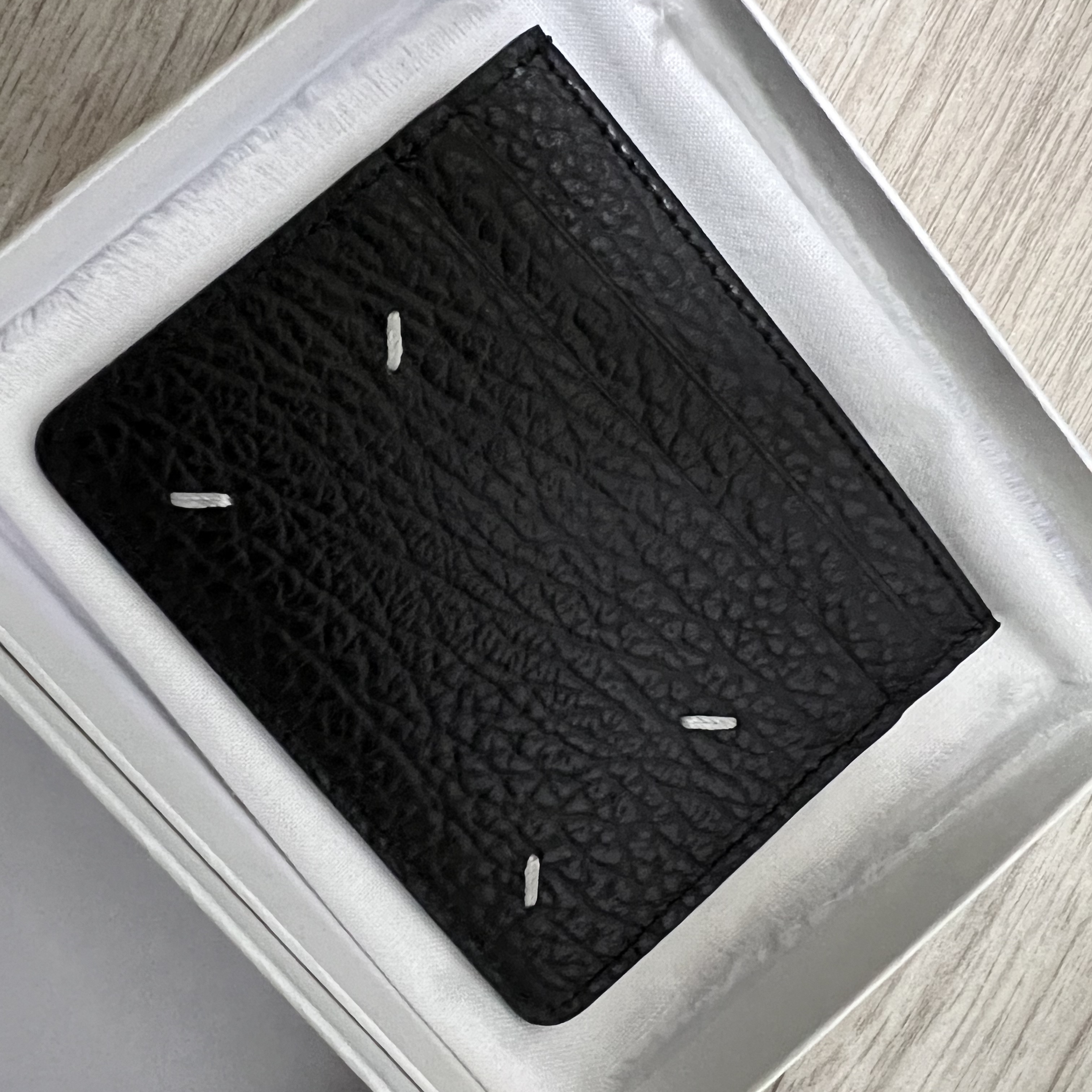 Maison Margiela Stitch Card Holder Black 착용 스타일 - 1