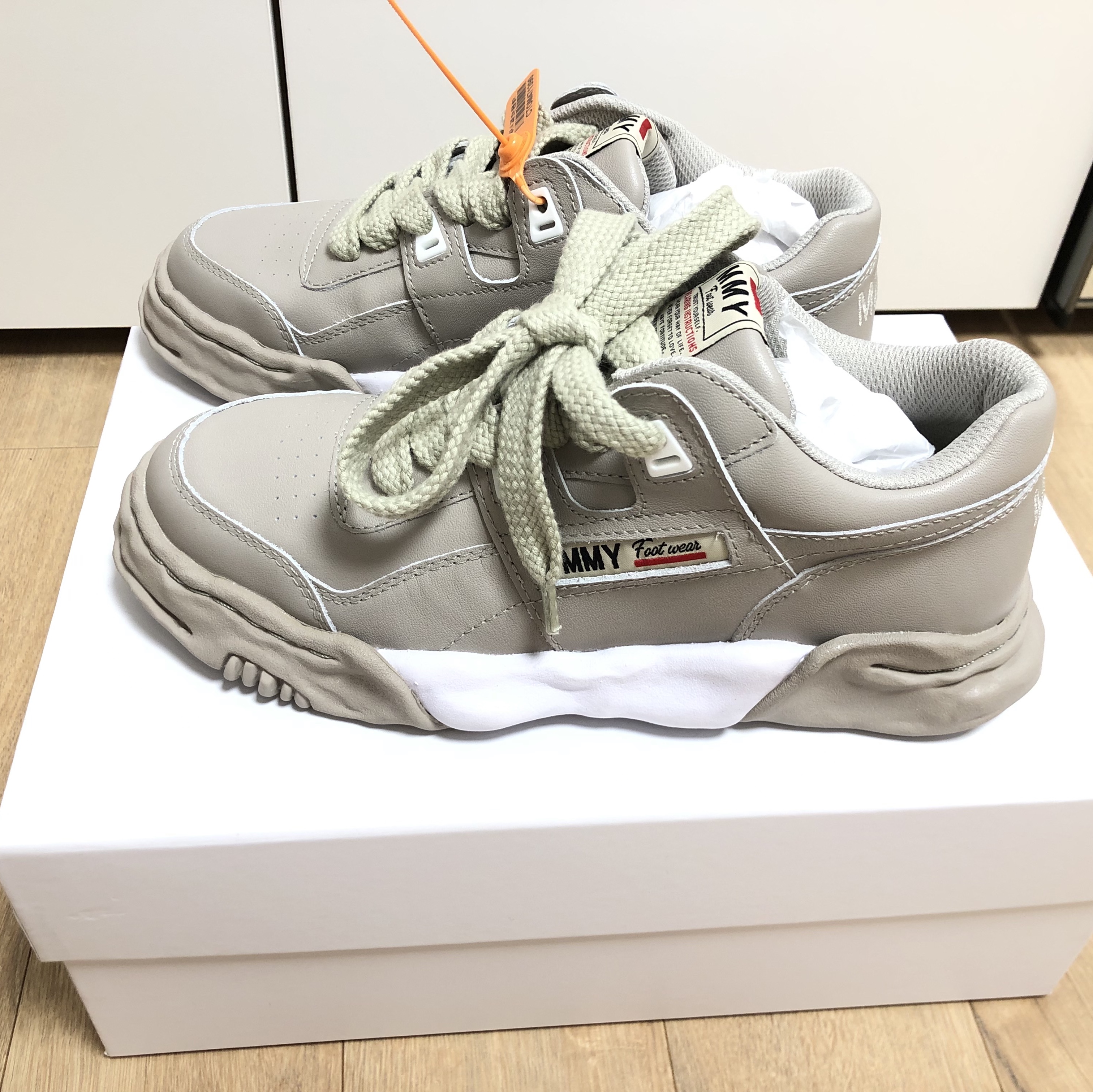 Maison Mihara Yasuhiro Parker OG Sole Leather Low-top Sneakers Grey 착용 스타일 - 1