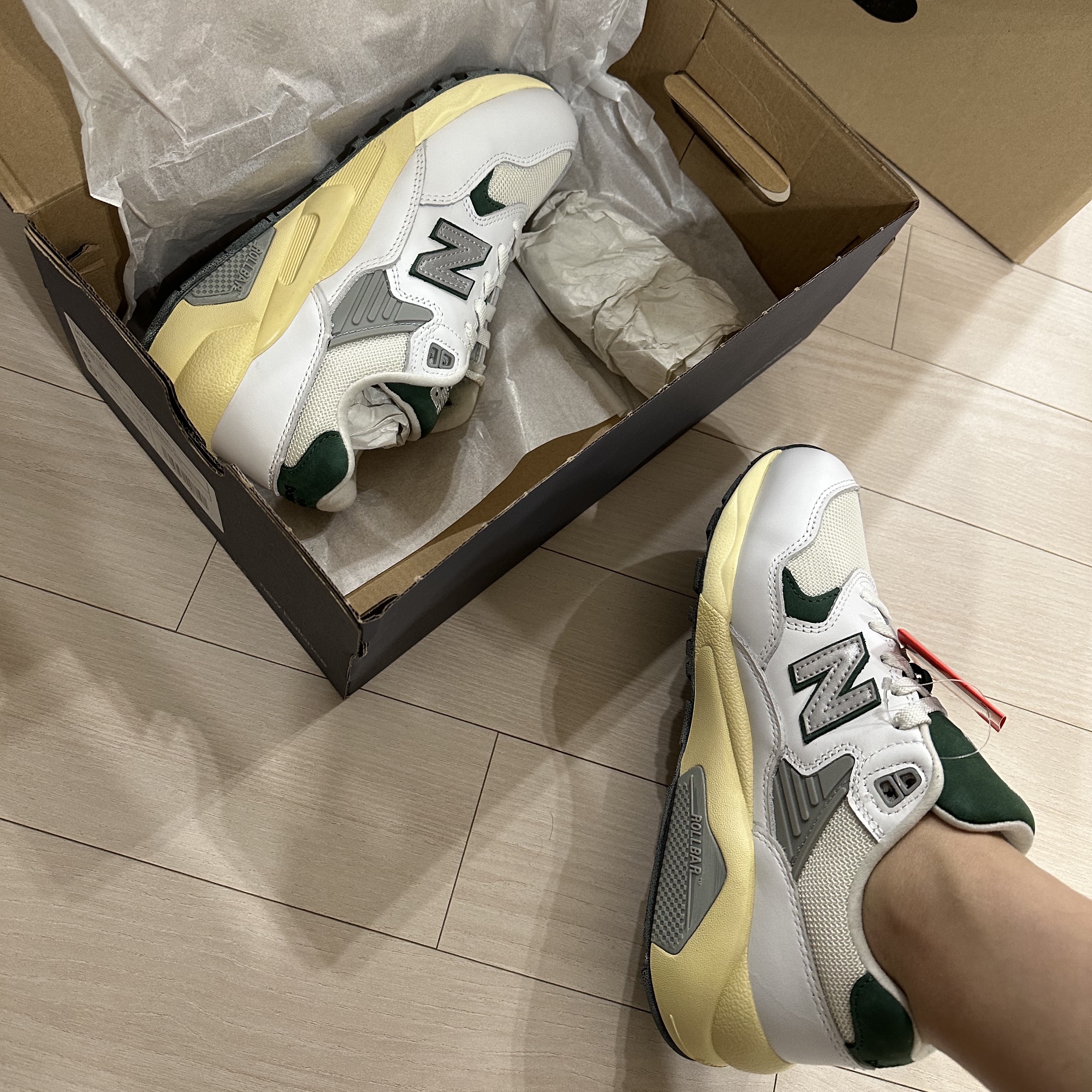 New Balance 580 White Nightwatch Green 착용 스타일 - 1