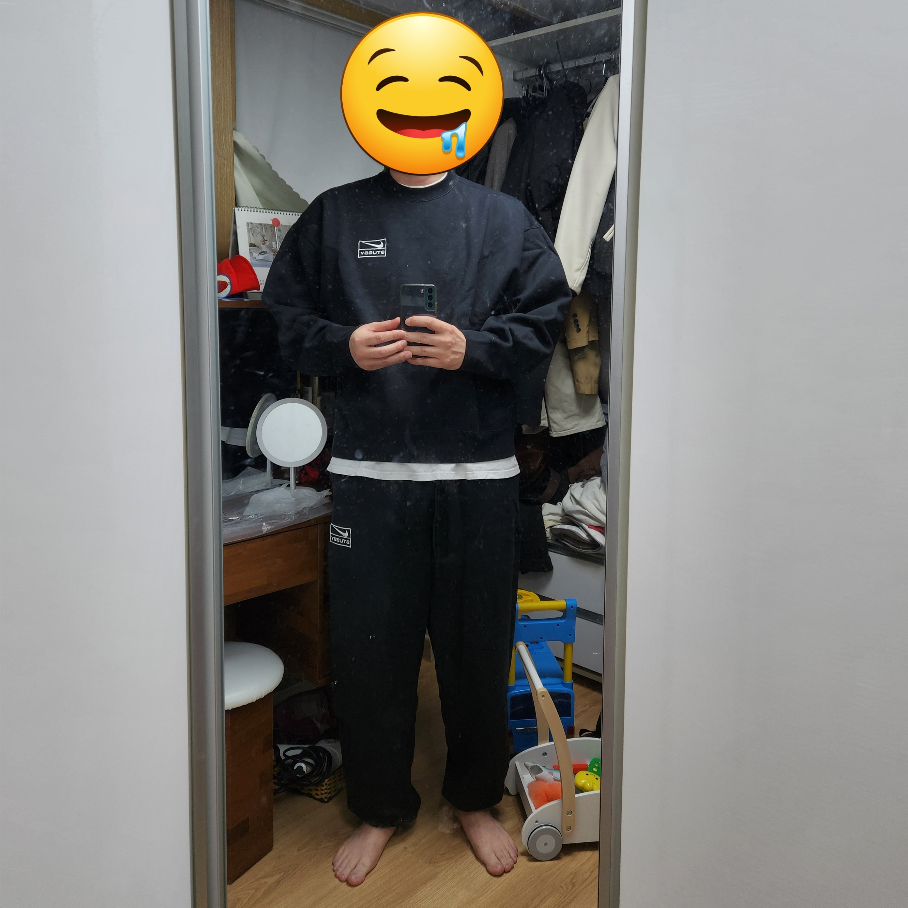 Nike x Stussy NRG Washed Fleece Pants Black (DO5296-010), Nike x Stussy NRG Washed Fleece Crewneck Black (DO5310-010) 착용 스타일 - 2