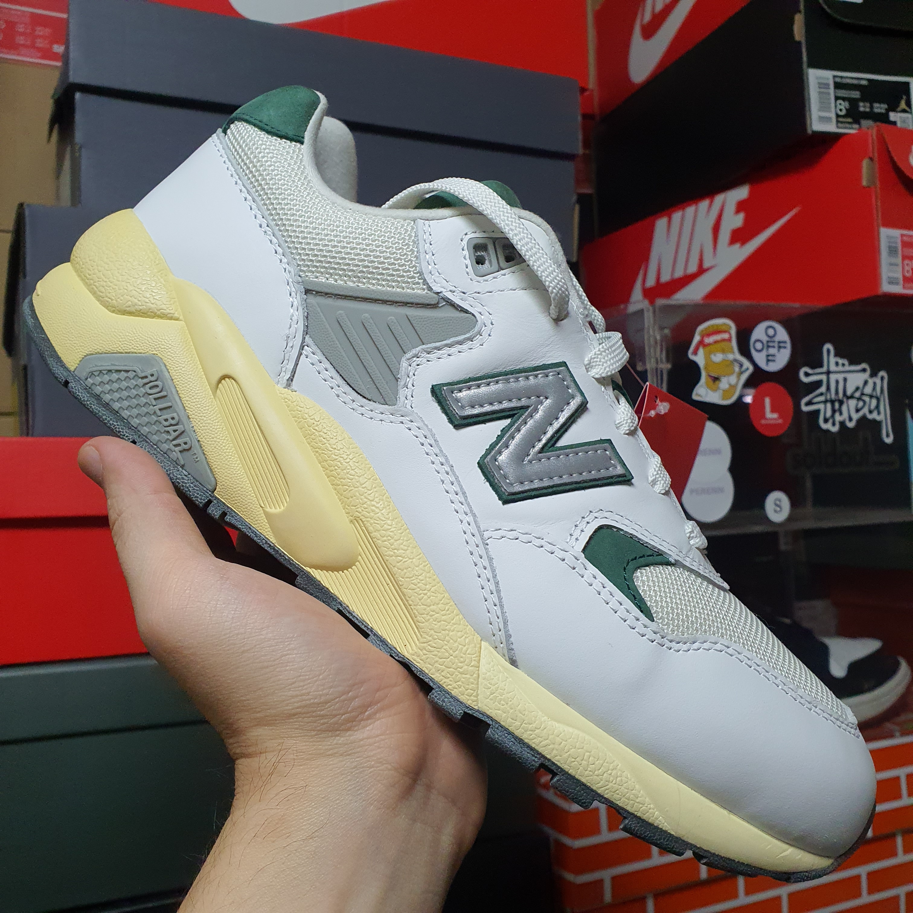 New Balance 580 White Nightwatch Green 착용 스타일 - 3