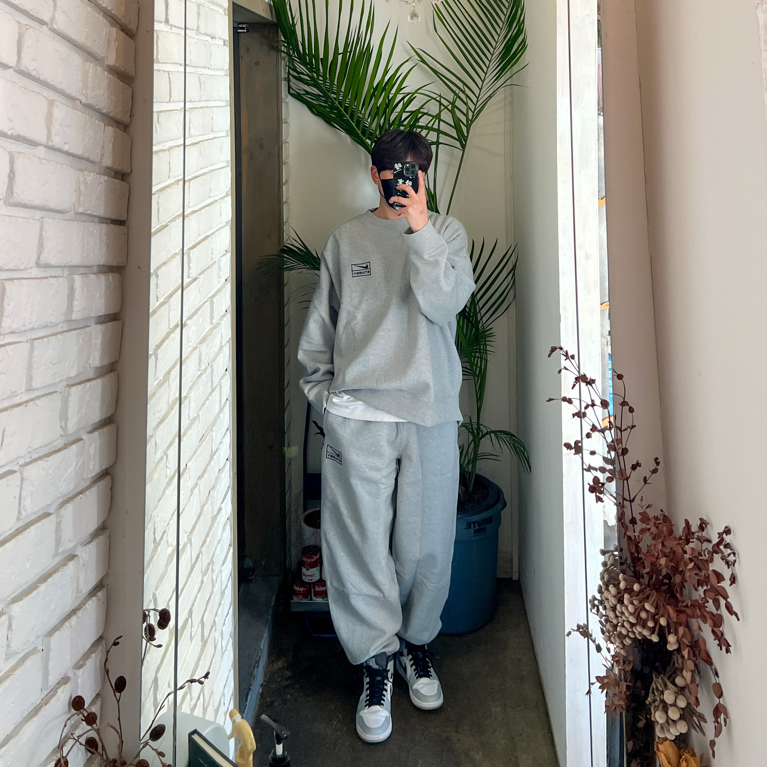 Nike x Stussy NRG Fleece Pants Dark Grey Heather (DO9340-063), Nike x Stussy NRG Fleece Crewneck Dark Grey Heather (DO9337-063) 착용 스타일 - 1