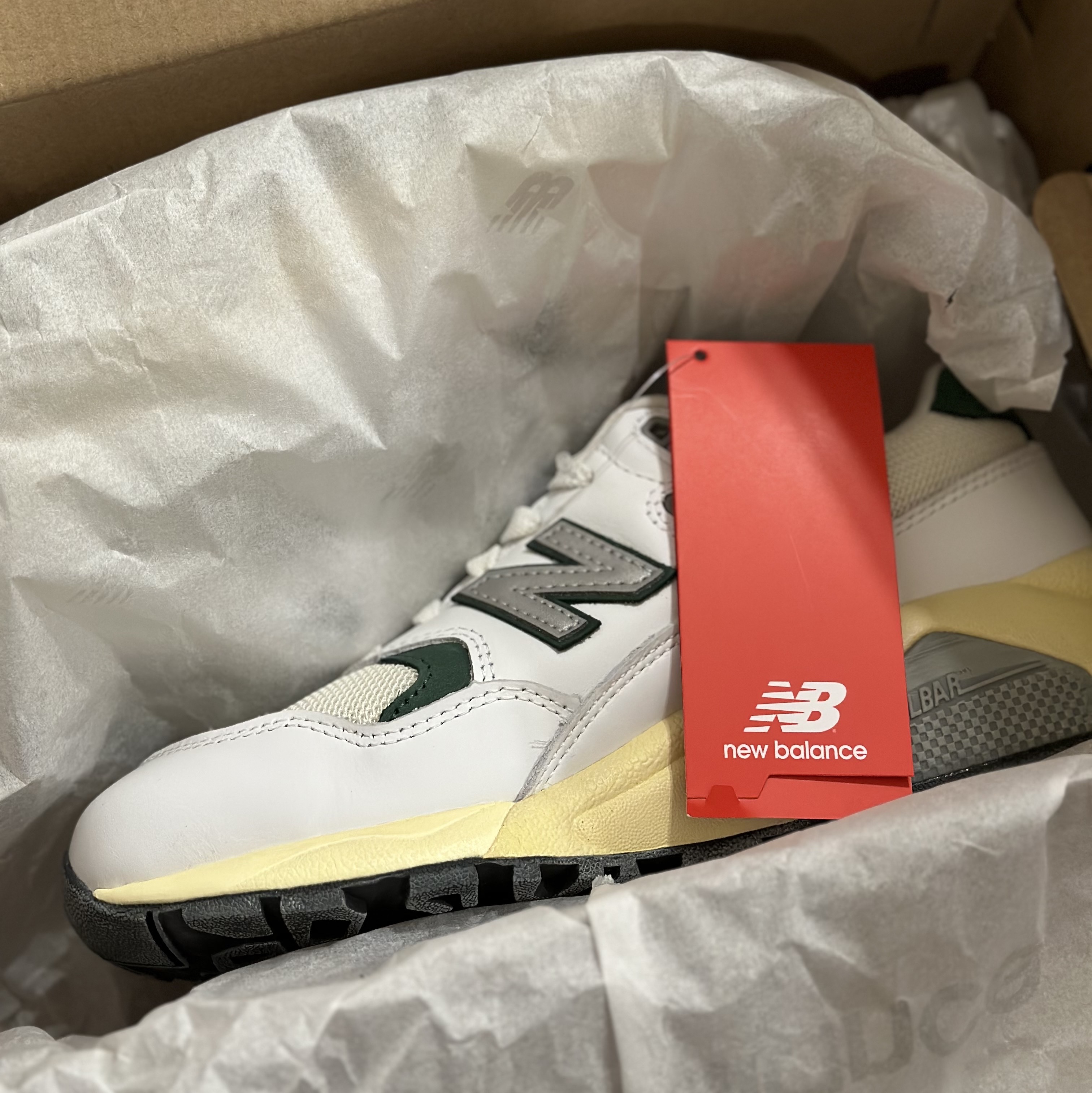 New Balance 580 White Nightwatch Green 착용 스타일 - 2