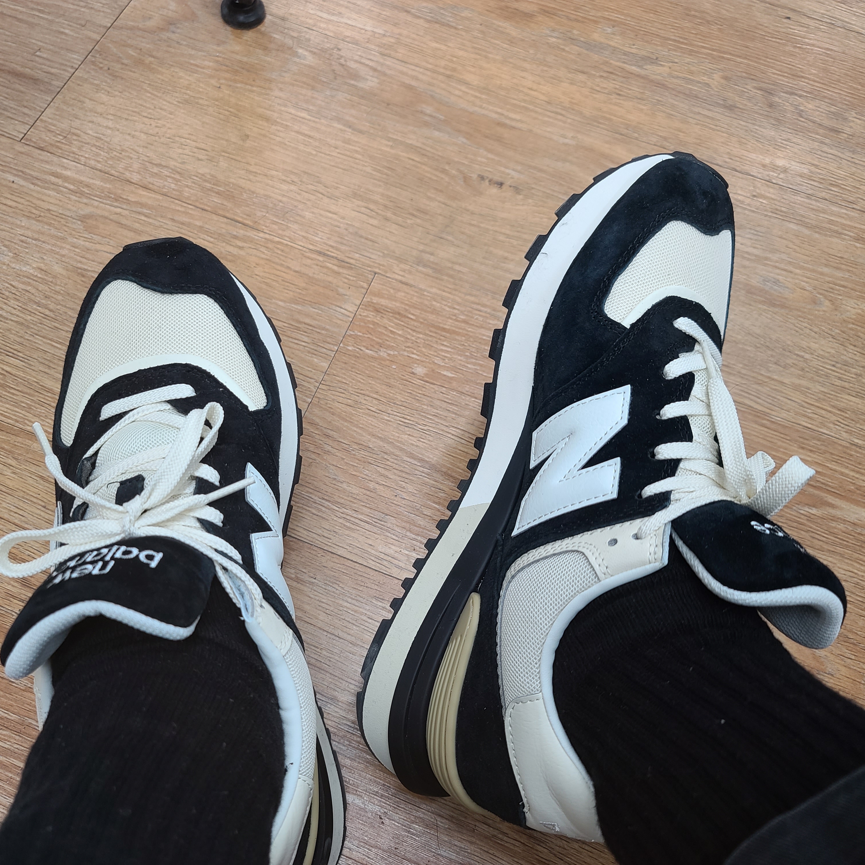 New Balance 574 Legacy Black Angora 착용 스타일
