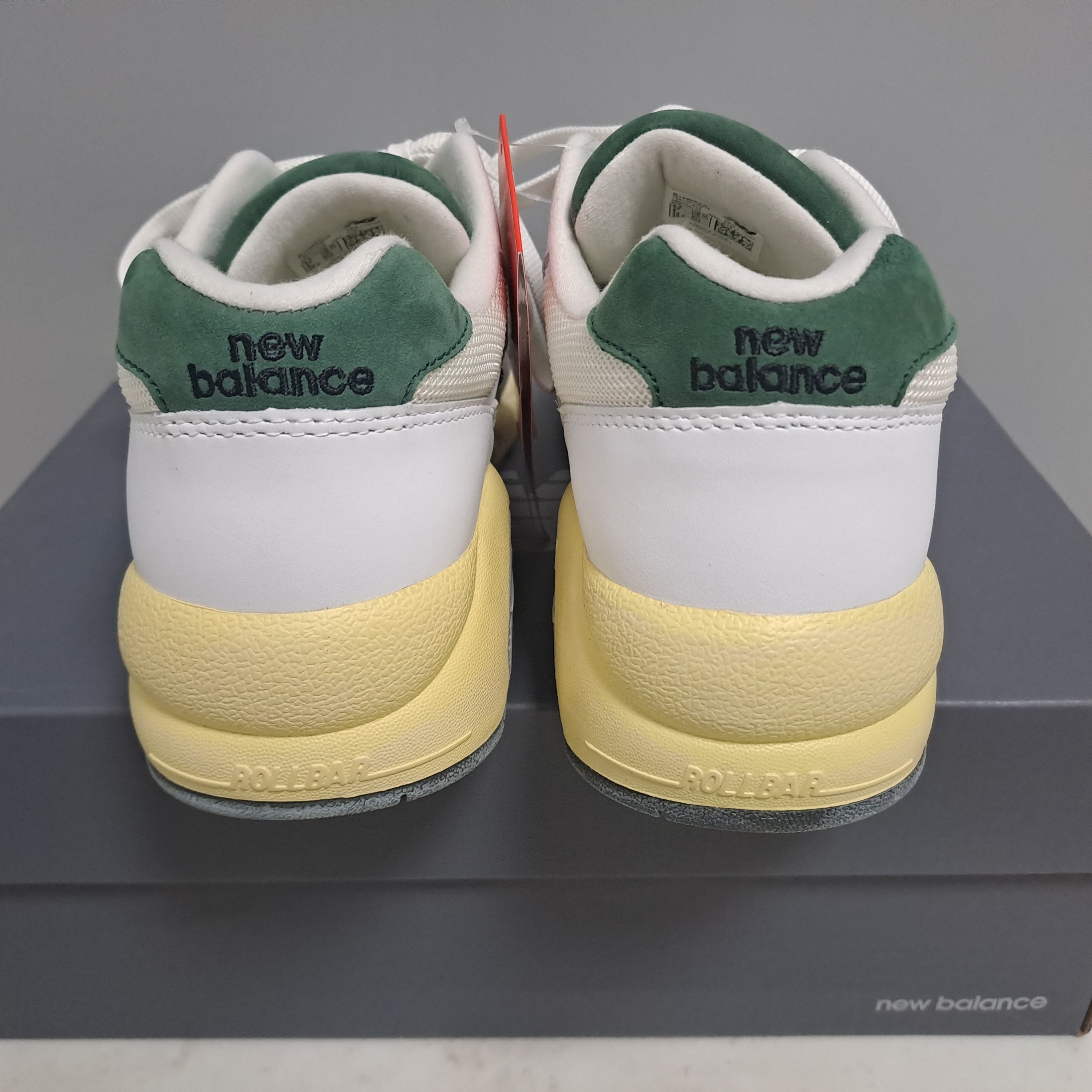 New Balance 580 White Nightwatch Green 착용 스타일 - 2
