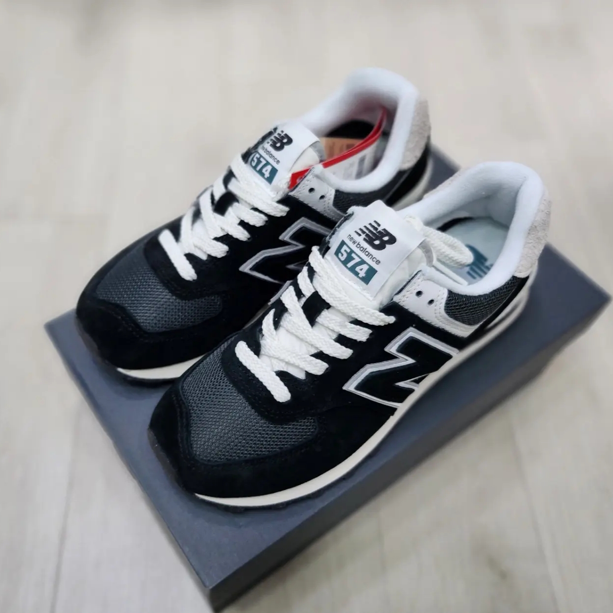 New Balance 574 Kodachrome Pack Black 착용 스타일 - 2