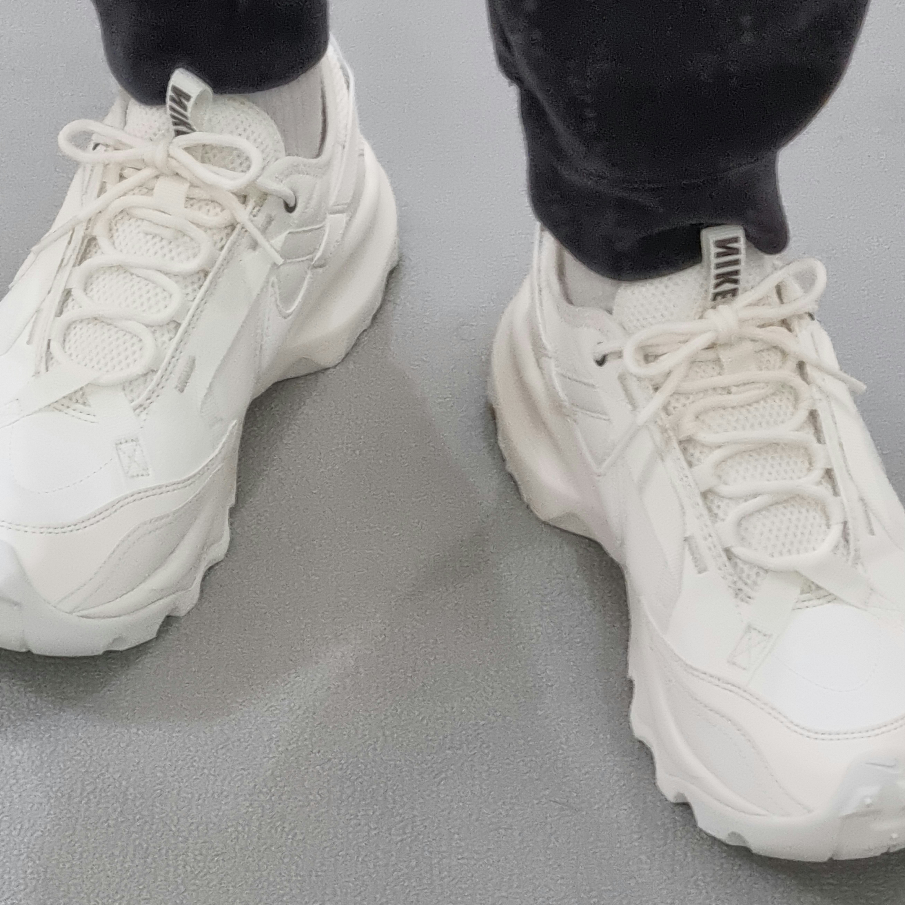 (W) Nike TC 7900 Summit White 착용 스타일