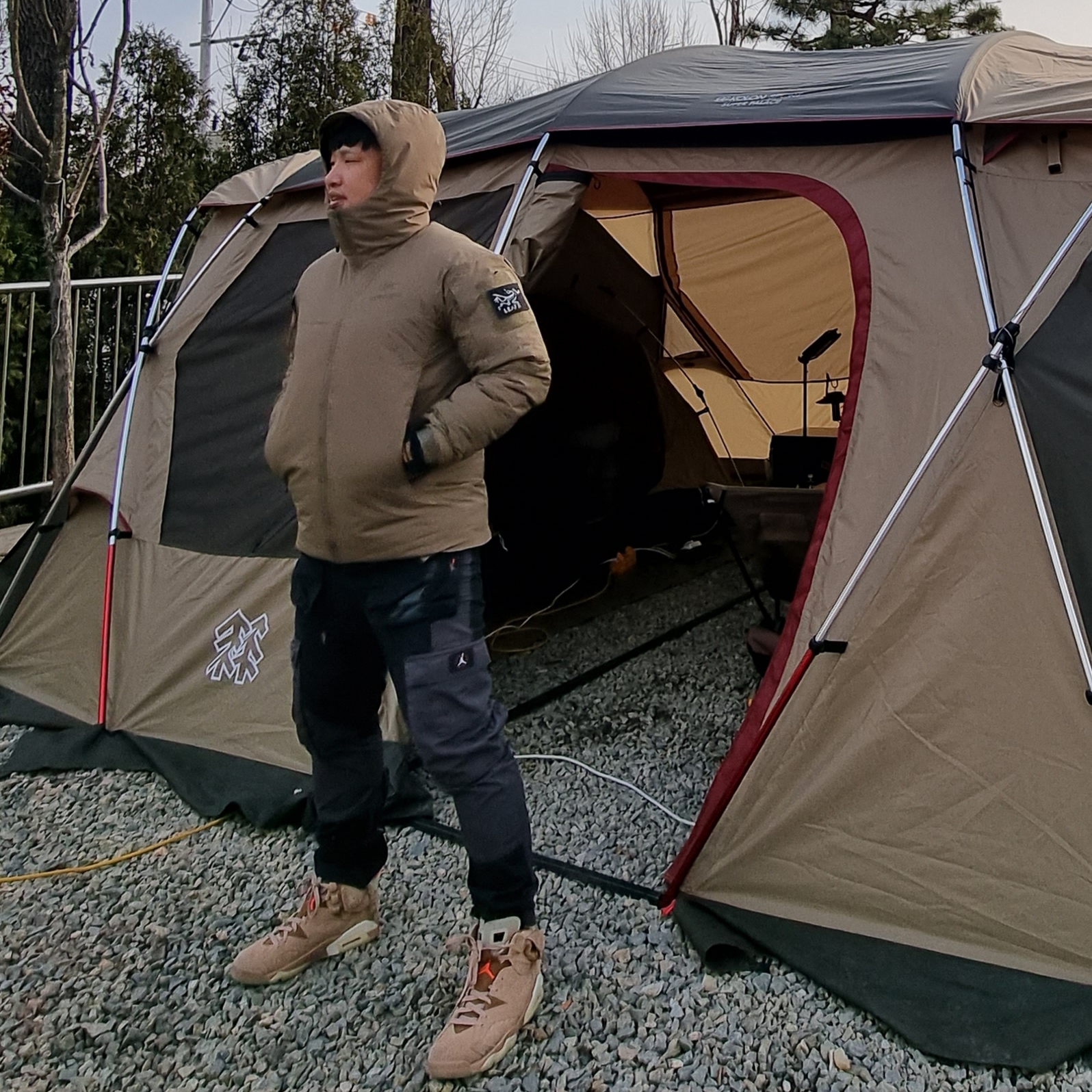 Arc'teryx LEAF Cold WX Hoody LT Gen 2 Crocodile, Jordan 6 x Travis Scott Retro SP British Khaki 착용 스타일