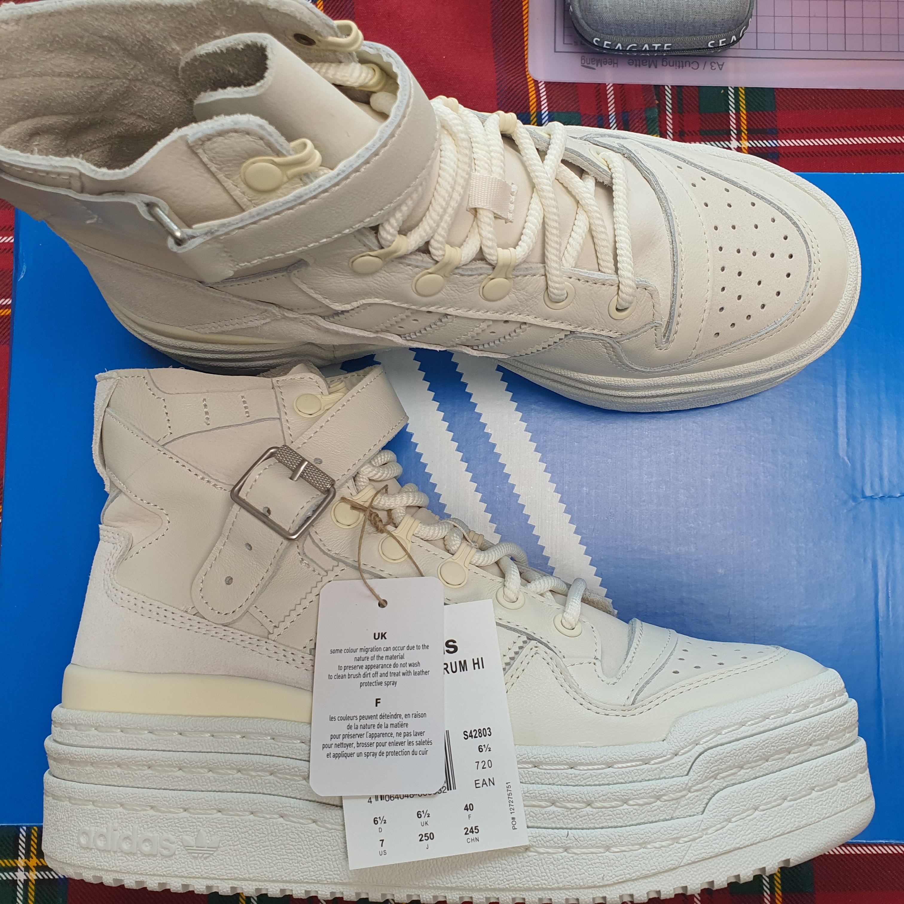 (W) Adidas Triple Platforum Hi Off White 착용 스타일 - 3