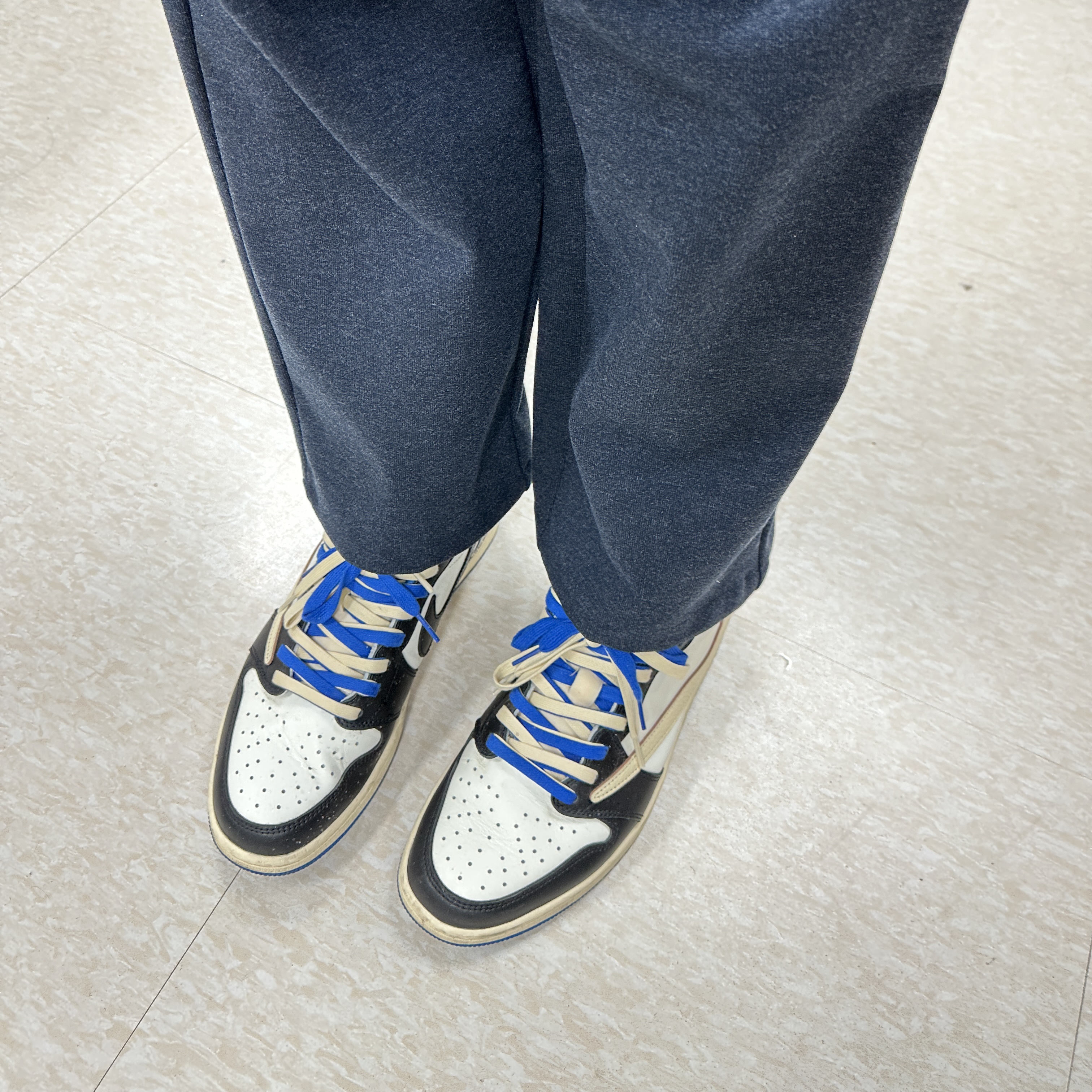 Jordan 1 x Travis Scott x Fragment Retro Low OG SP Military Blue 착용 스타일 - 1