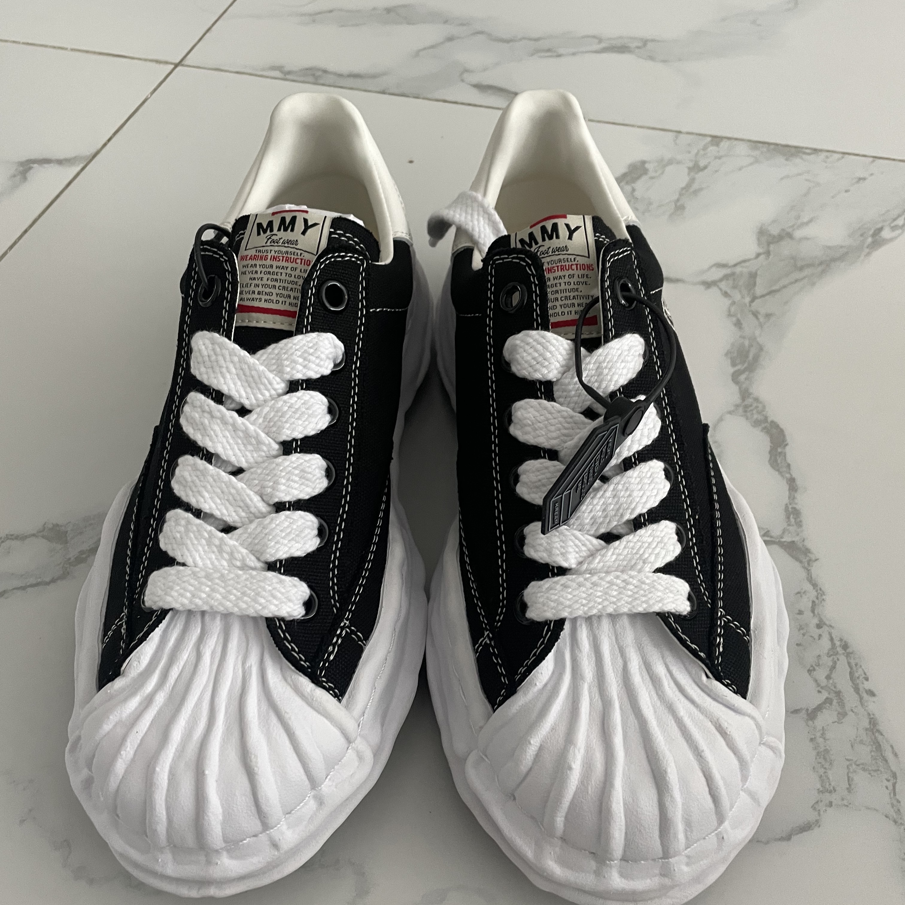 Maison Mihara Yasuhiro Blakey OG Sole Canvas Low-top Sneakers Black White 착용 스타일 - 2