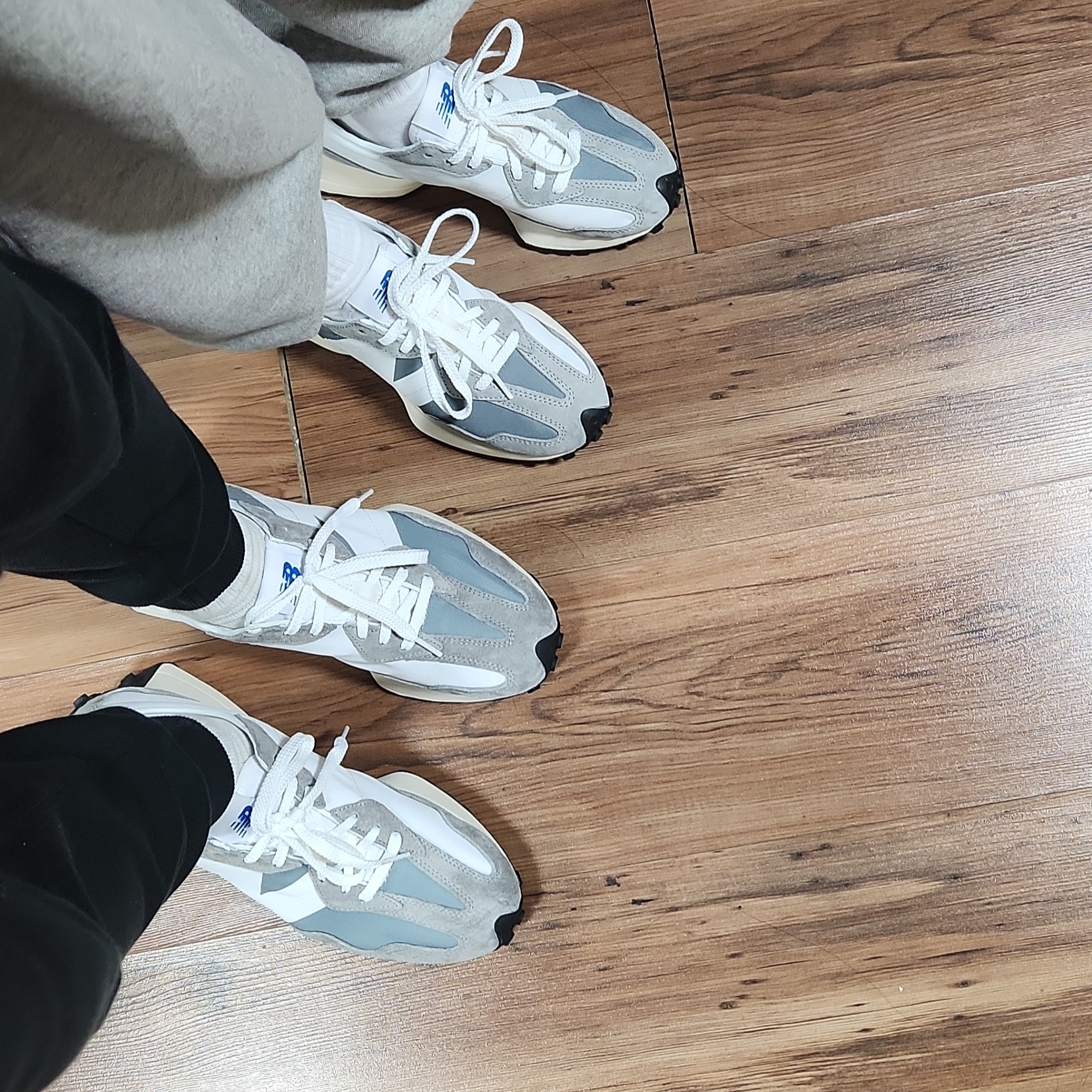 New Balance 327 Grey 착용 스타일