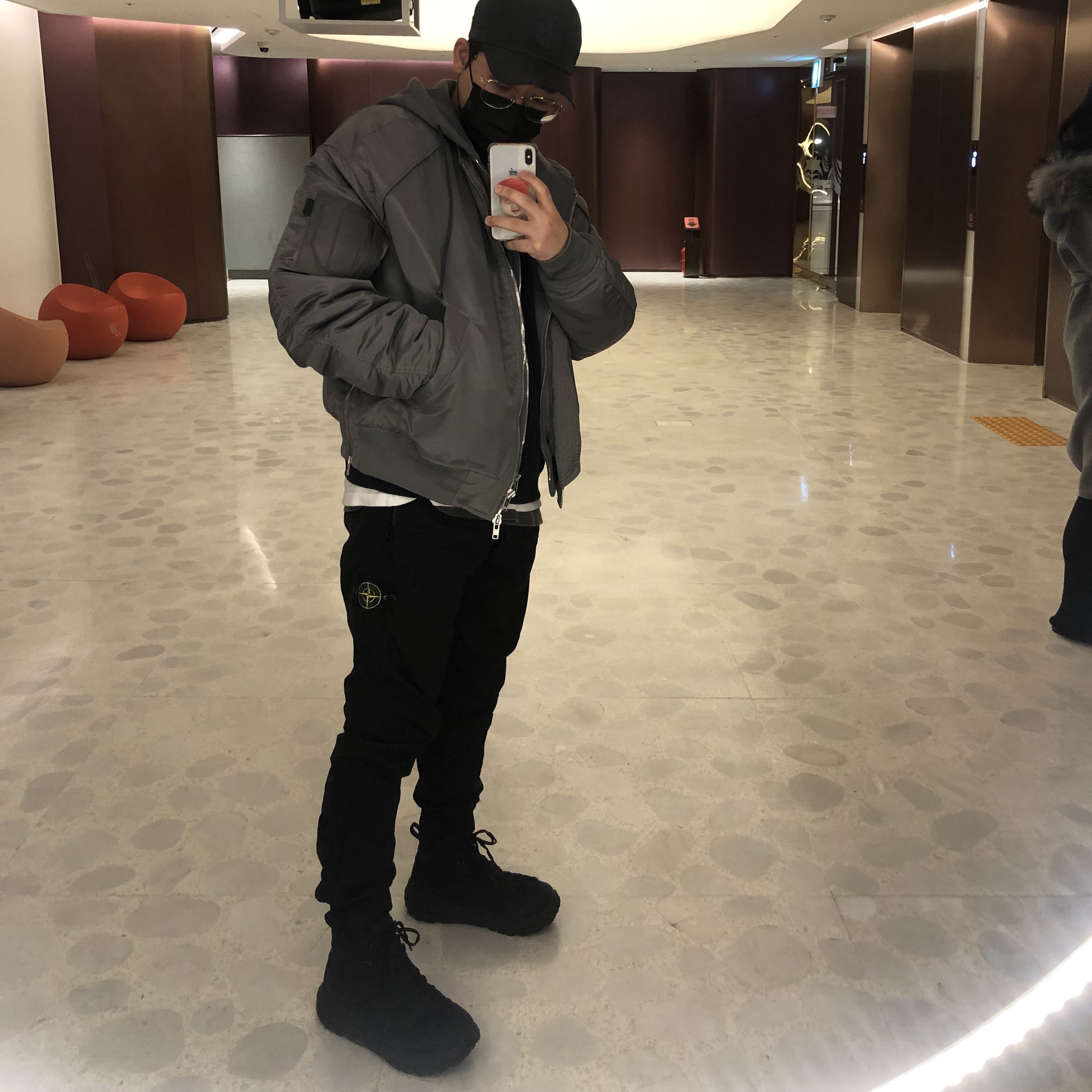 Juun.J Hood MA-1 Jumper Grey - 21SS, Stone Island 63347 Cotton Nylon Fleece Pants Black - 21FW 착용 스타일 - 1