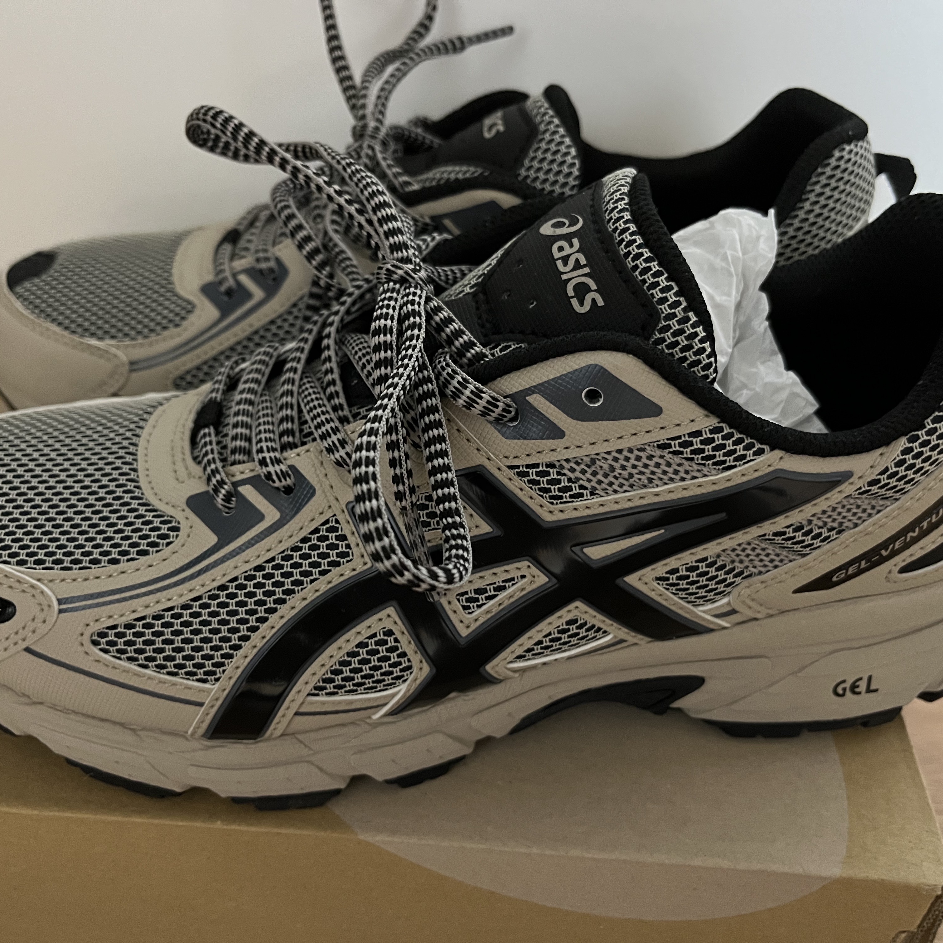 Asics Gel-Venture 6 Feather Grey Black 착용 스타일 - 2