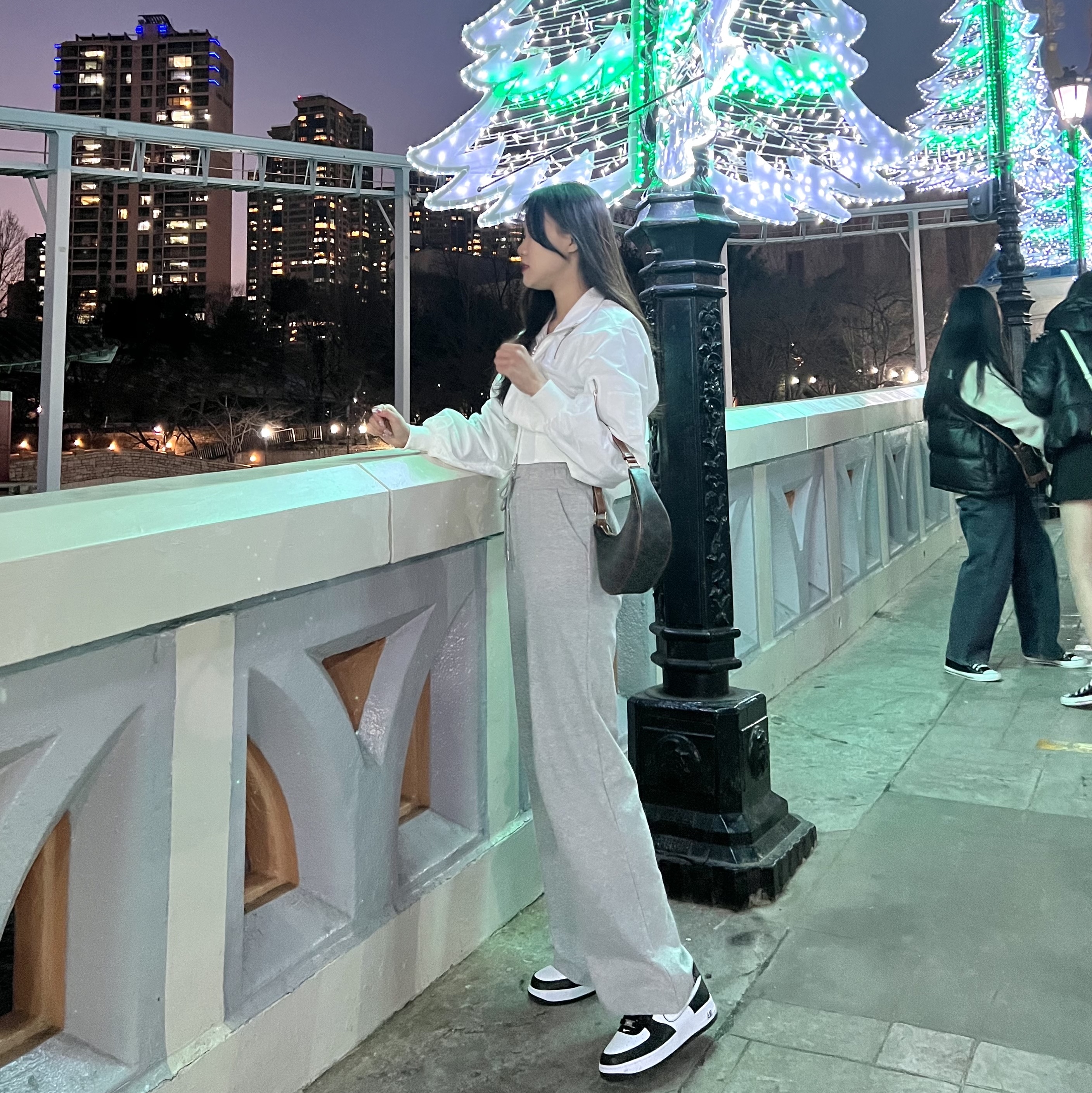 Nike Air Force 1 '07 Black White, Celine Ava Bag in Triomphe Canvas and Calfskin Tan 착용 스타일