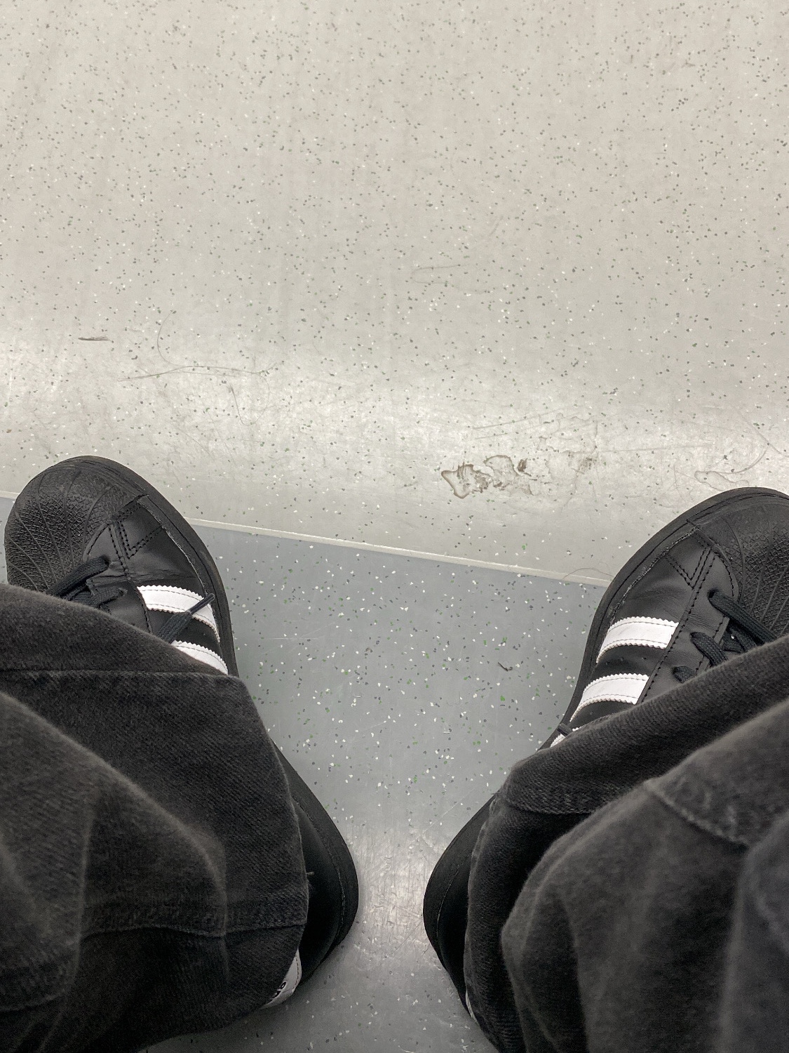 Adidas Superstar Core Black White 착용 스타일