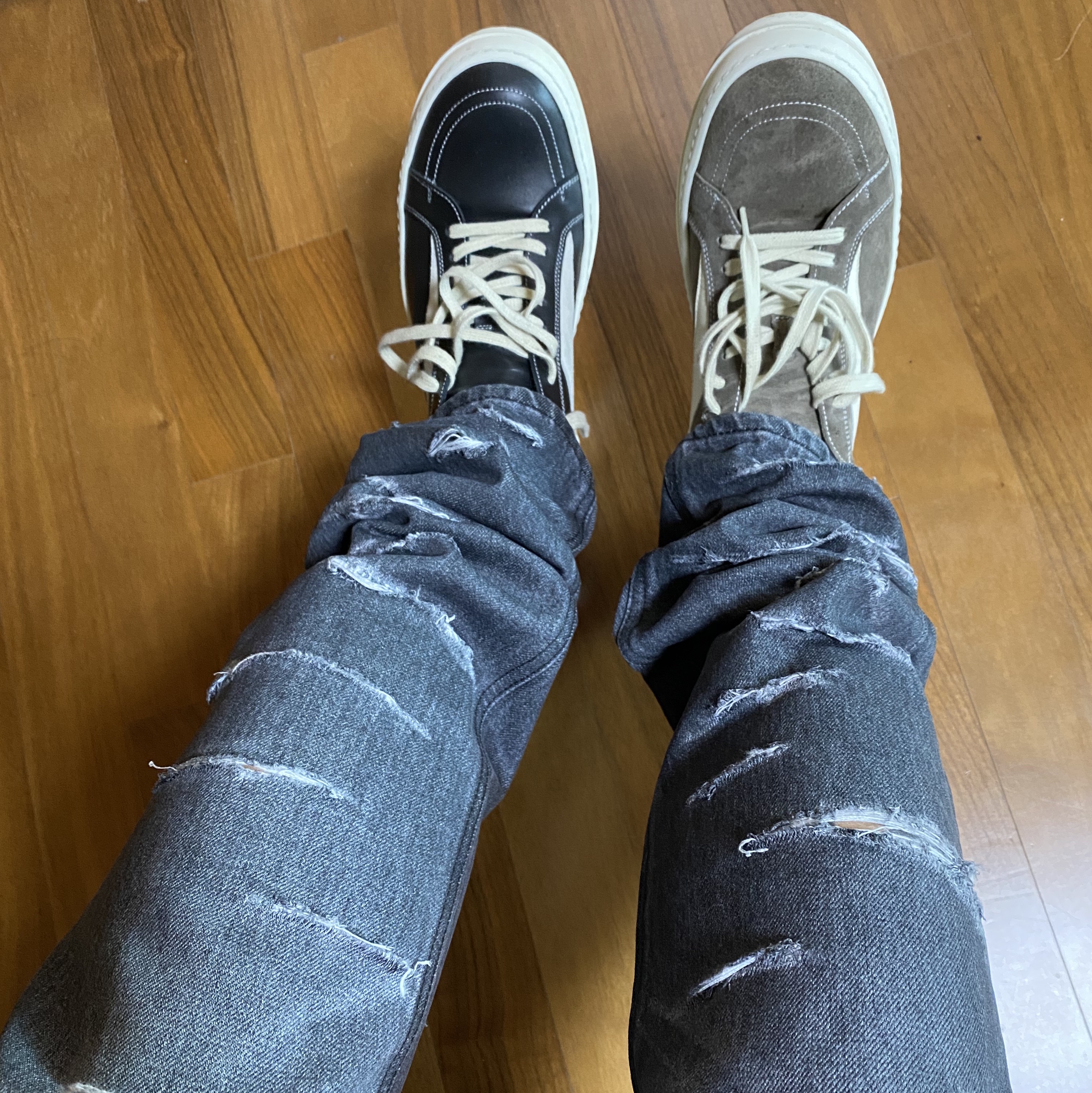 Undermycar Ecdysis Destroyed Wax Coating Jeans with Konic Section Obsidian - 22FW, Rick Owens Vintage Sneakers Black 착용 스타일