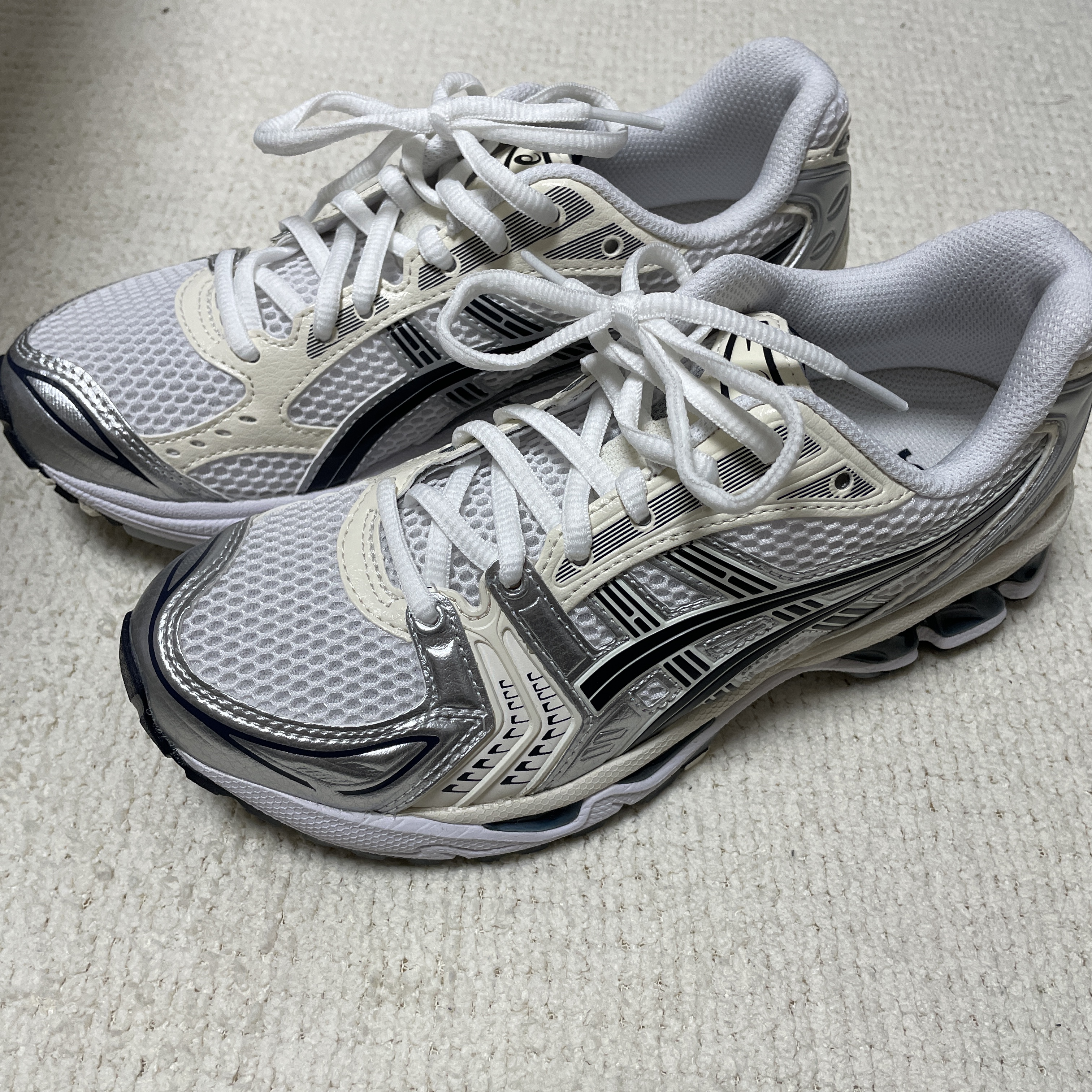 (W) Asics Gel-Kayano 14 White Midnight 착용 스타일