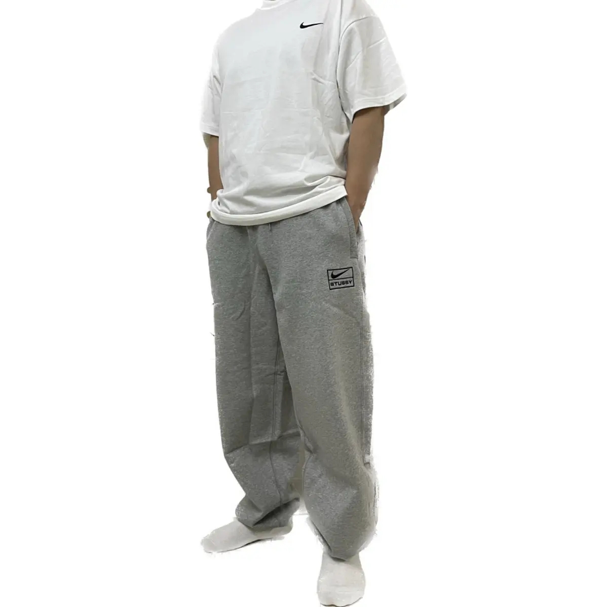 Nike x Stussy T-Shirt White (DV1774-100), Nike x Stussy NRG Fleece Pants Dark Grey Heather (DO9340-063) 착용 스타일 - 2