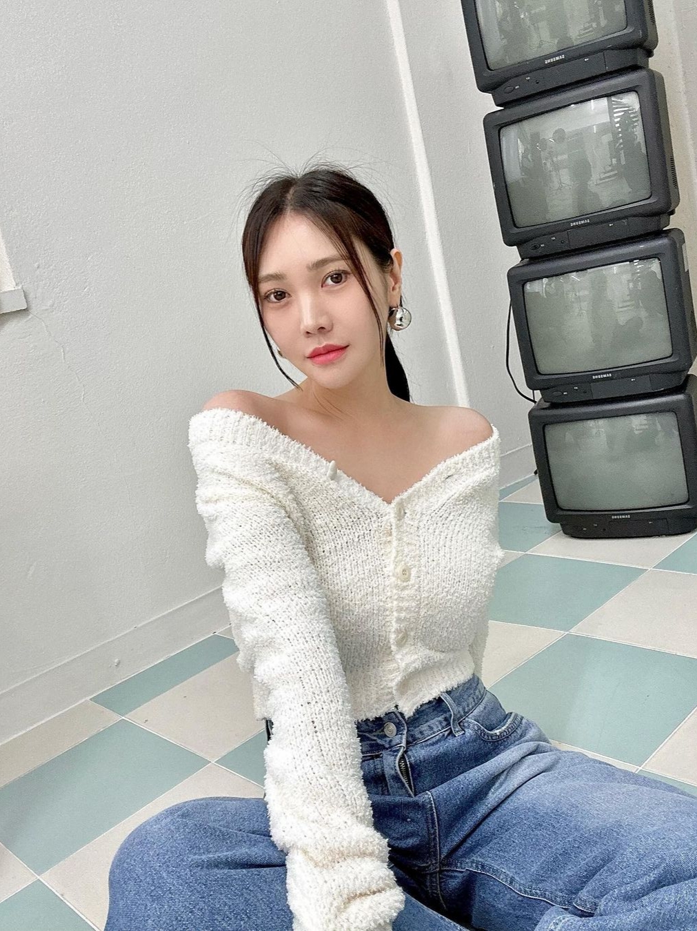 Instantfunk Women Off The Shoulder Boucle Cardigan Ivory, Instantfunk Women Wide 03 Light Blue 착용 스타일