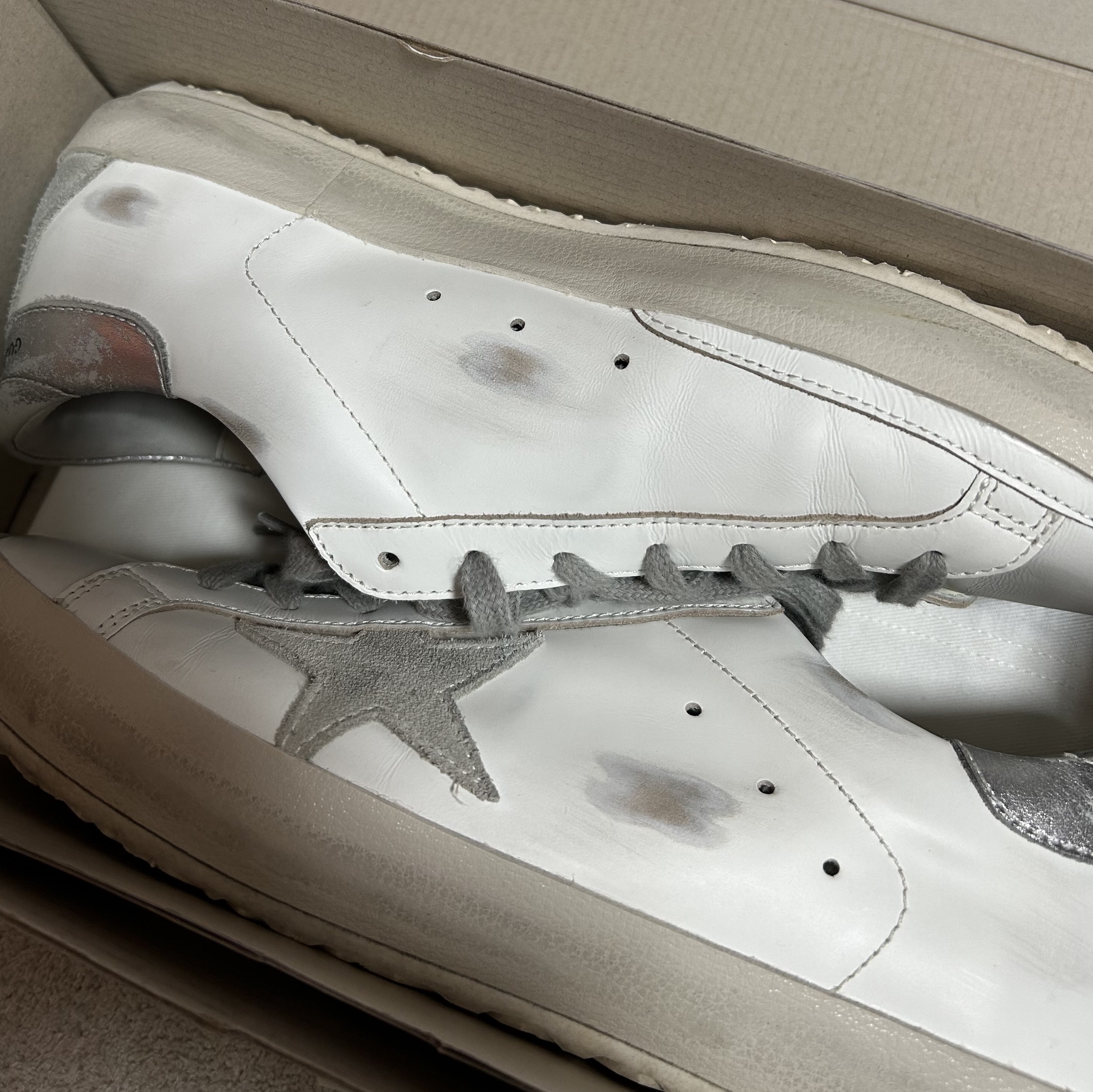 Golden Goose Superstar White Silver Heel Tab Sneakers 착용 스타일