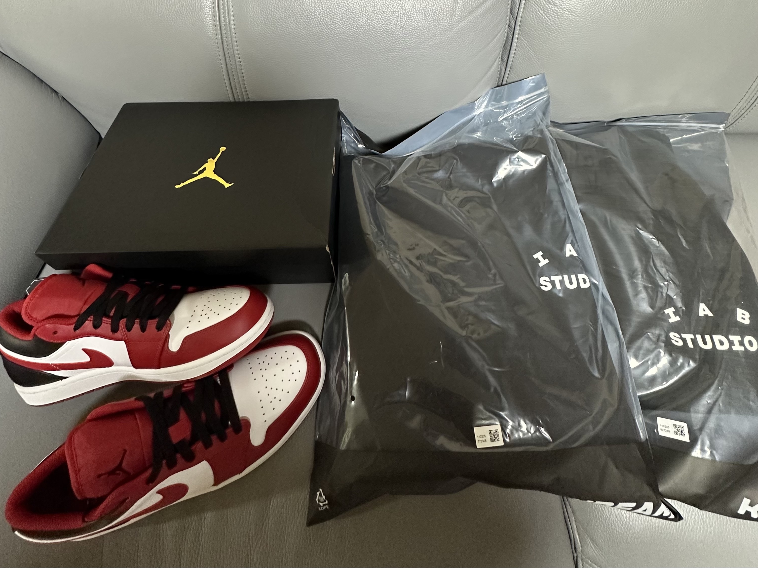 Jordan 1 Low White Gym Red Black, IAB Studio Hoodie Black White 착용 스타일