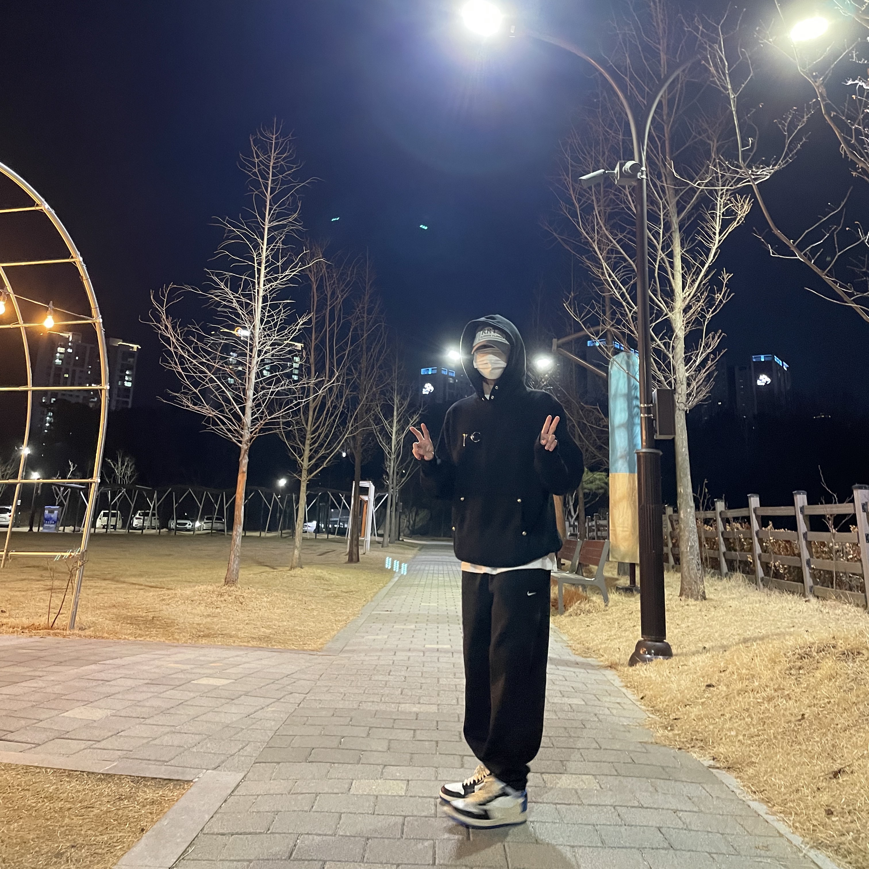 Jordan 1 x Travis Scott x Fragment Retro Low OG SP Military Blue, Nike NRG Solo Swoosh Fleece Pants Black White - Asia 착용 스타일 - 3