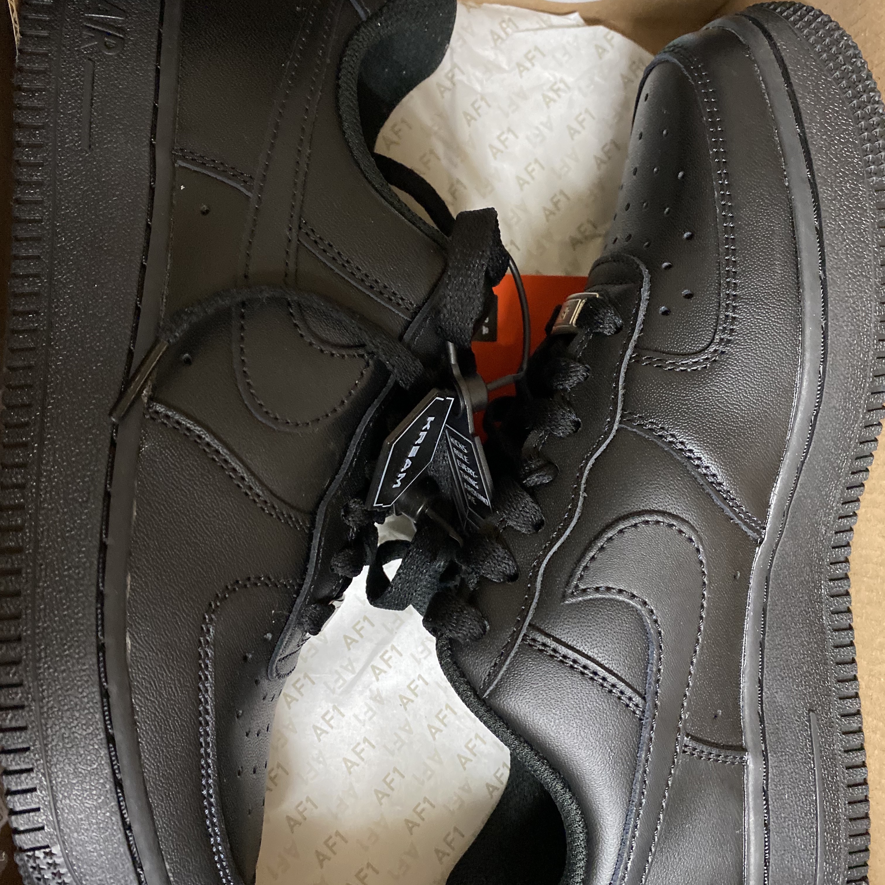 (W) Nike Air Force 1 '07 Low Triple Black 착용 스타일 - 2