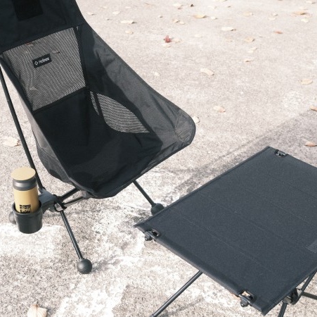 Helinox Table One Hard Top Blackout Edition 착용 스타일