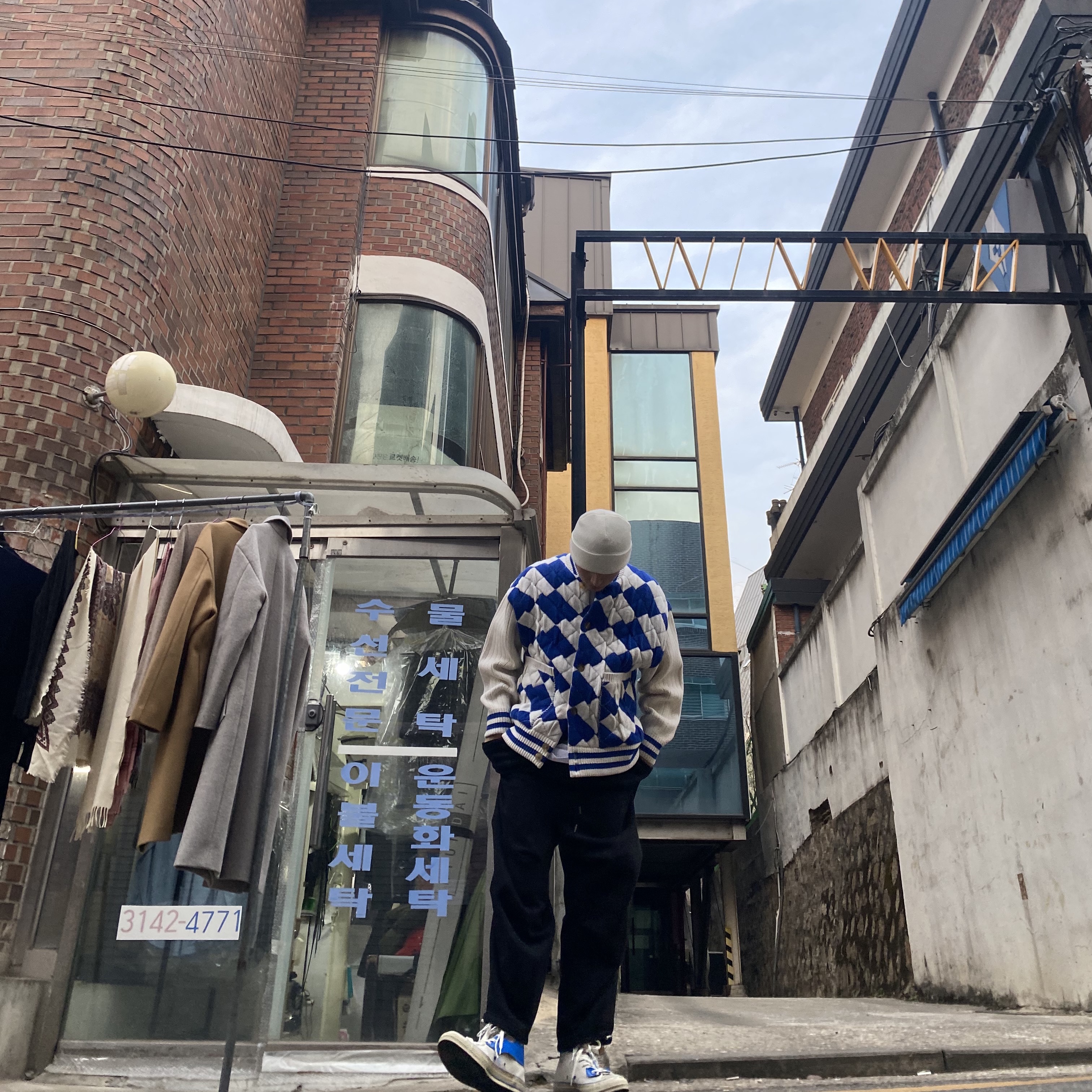 Converse x Ader Error Chuck 70 High White, Stussy x Our Legacy Yin Yang Beanie Bone 착용 스타일 - 1