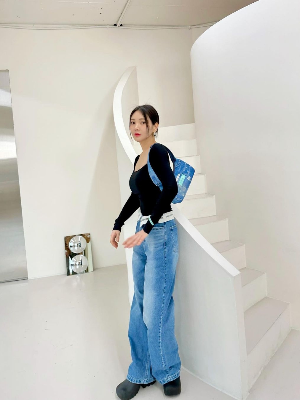 Instantfunk Women Square Neck Long Sleeved T-Shirt Black, Instanfunk Women Outwaist Wide Leg Jeans Blue 착용 스타일
