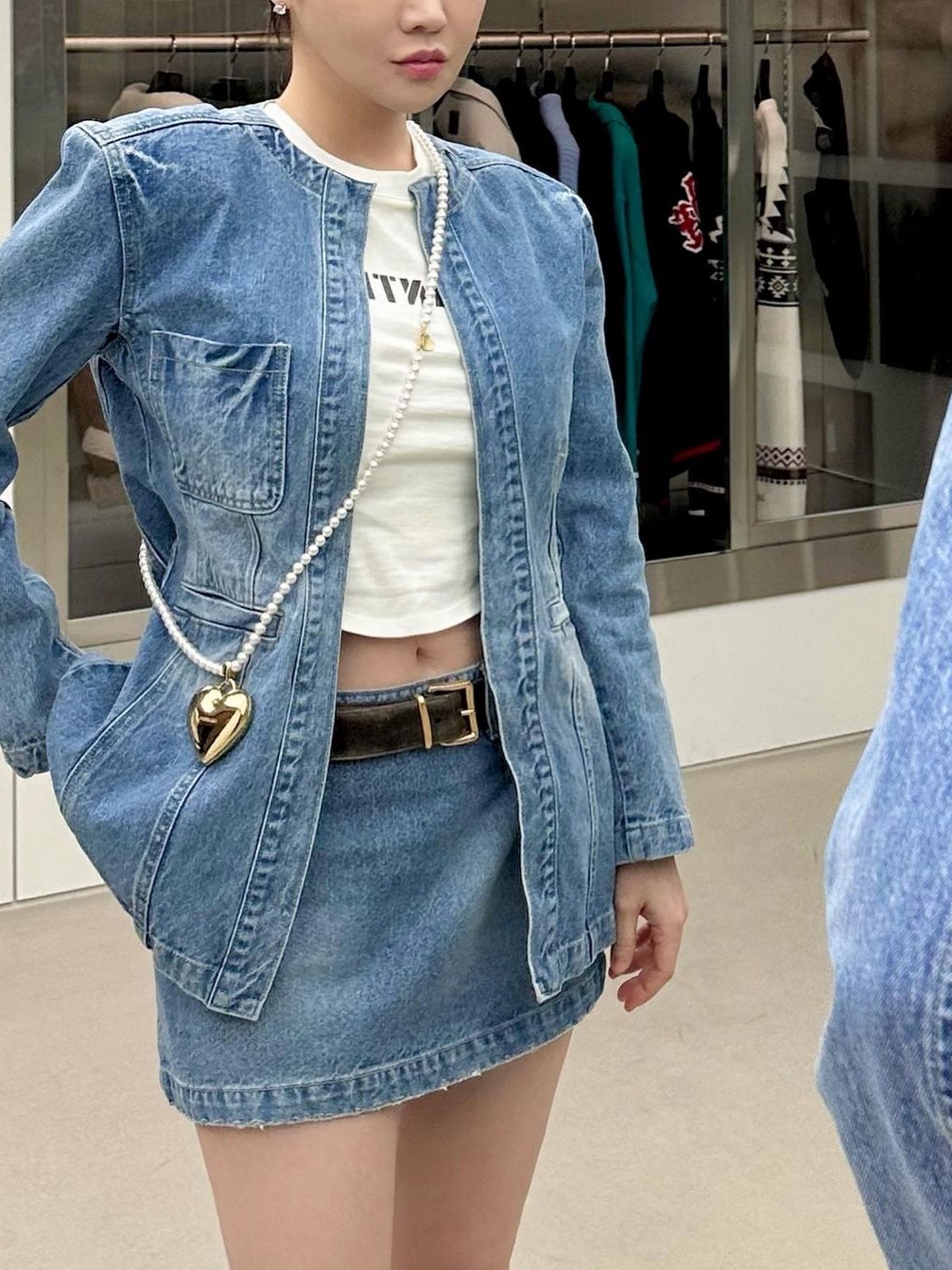 Instantfunk Women Oversized Shoulder Collarless Denim Jacket Blue, Instantfunk Women Pearl Logo T-Shirt White 착용 스타일 - 1