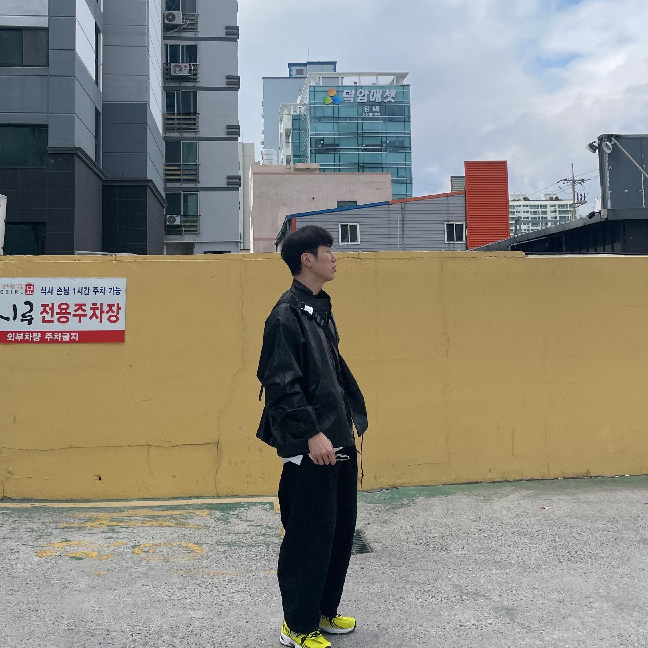 New Balance 530 Yellow, Prada Re-Nylon and Leather Shoulder Strap Backpack Black 착용 스타일