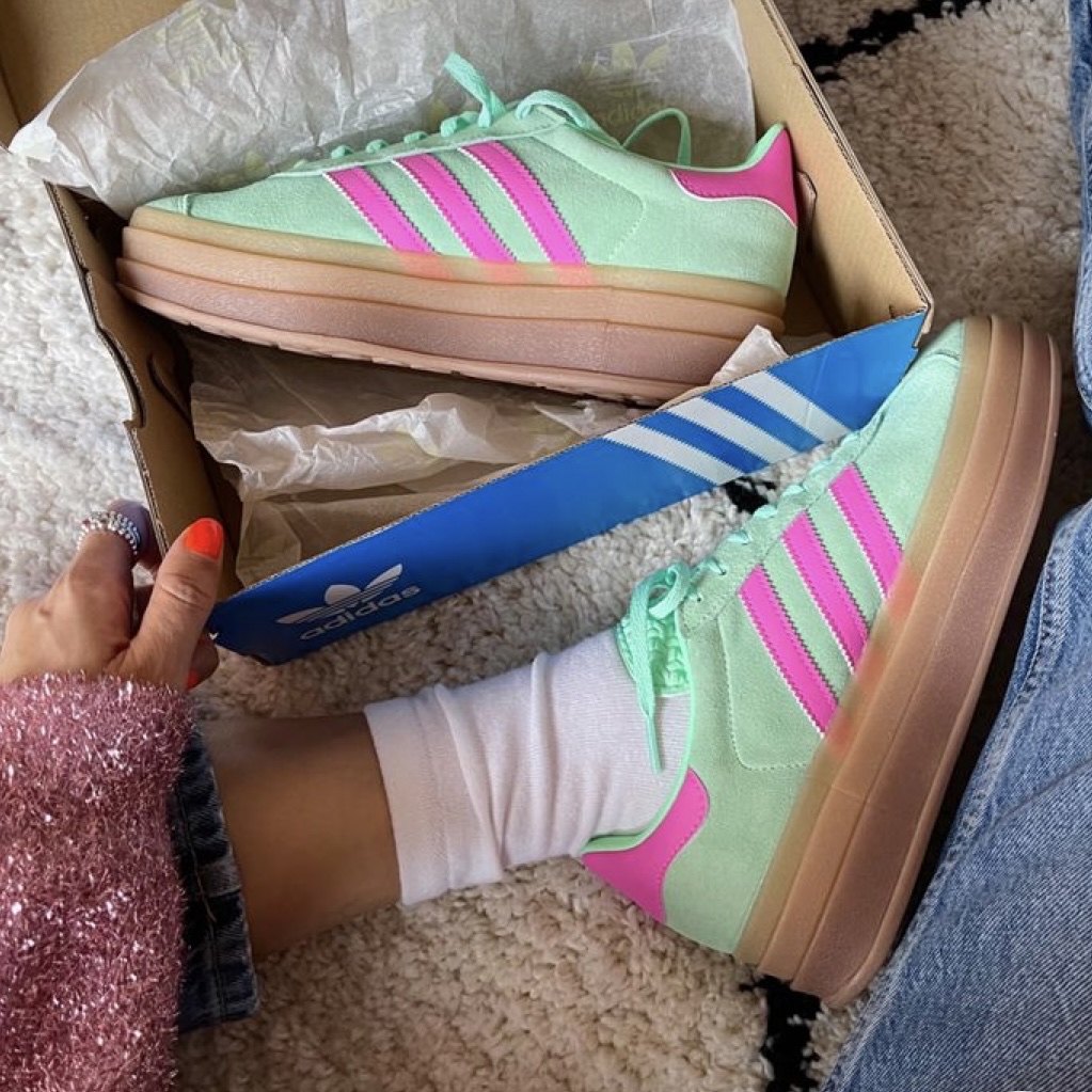 (W) Adidas Gazelle Bold Pulse Mint Pink, (W) Adidas Gazelle Bold Pink Glow Victory Blue 착용 스타일 - 1