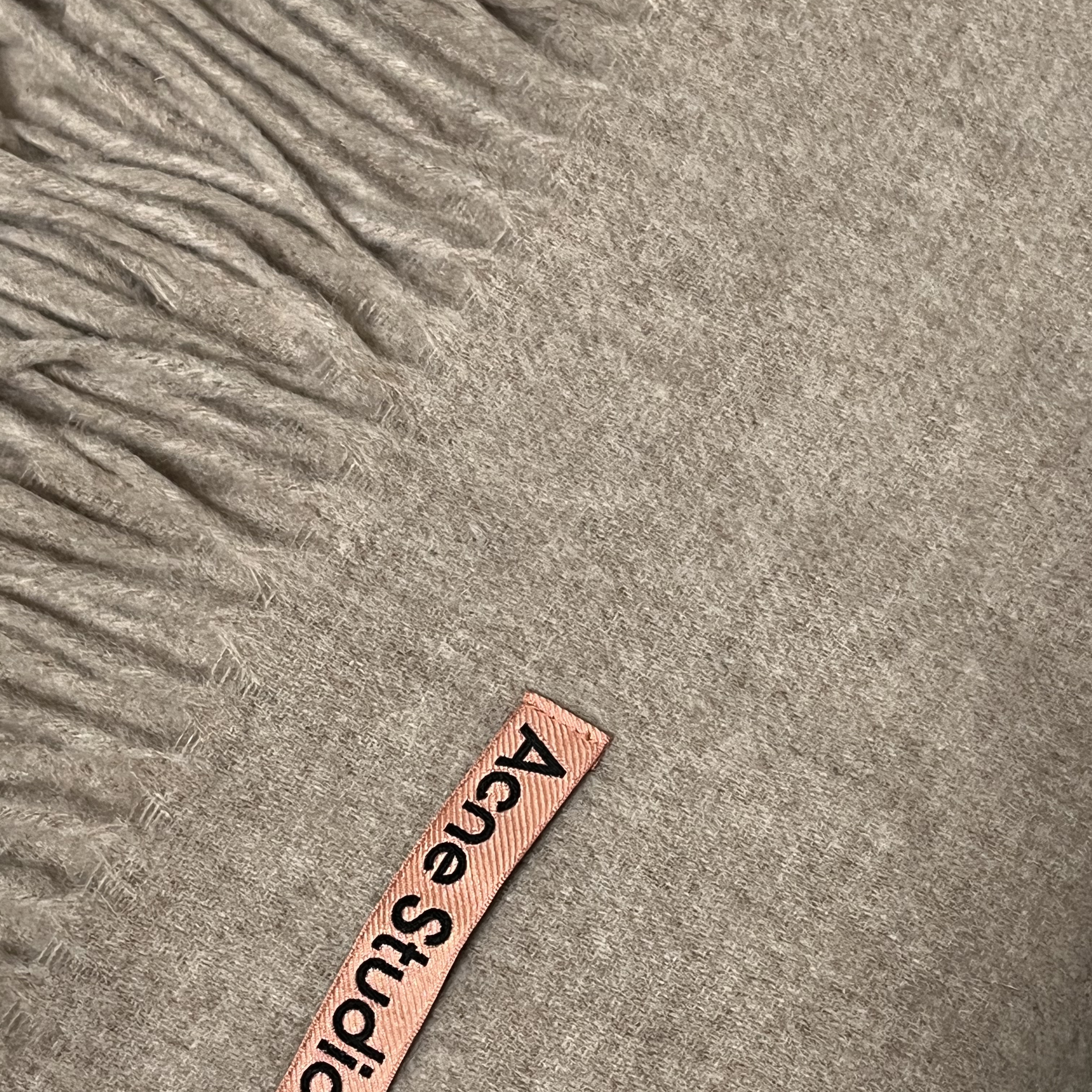 Acne Studios Canada New Oversized Muffler Oatmeal Melange 착용 스타일
