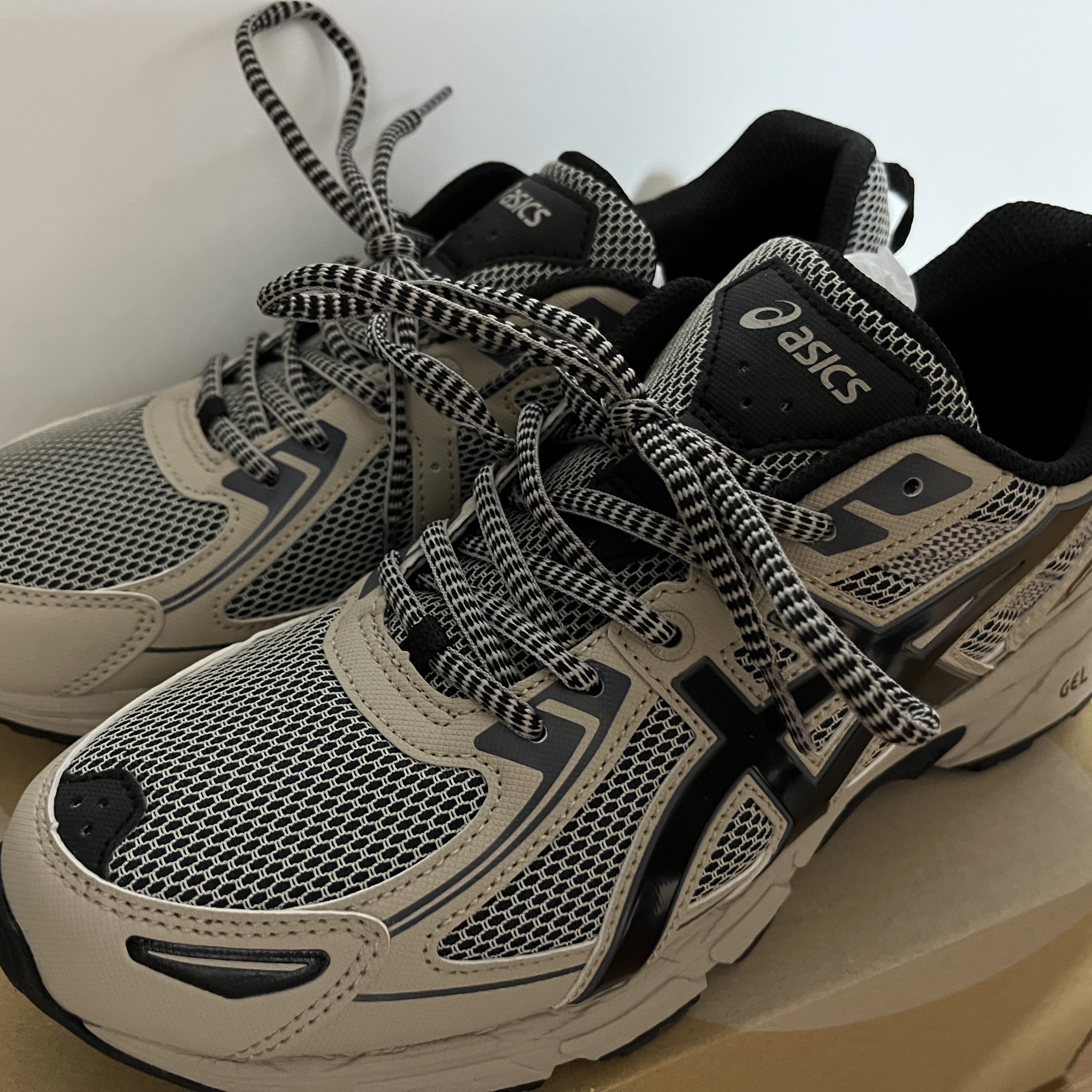 Asics Gel-Venture 6 Feather Grey Black 착용 스타일 - 1