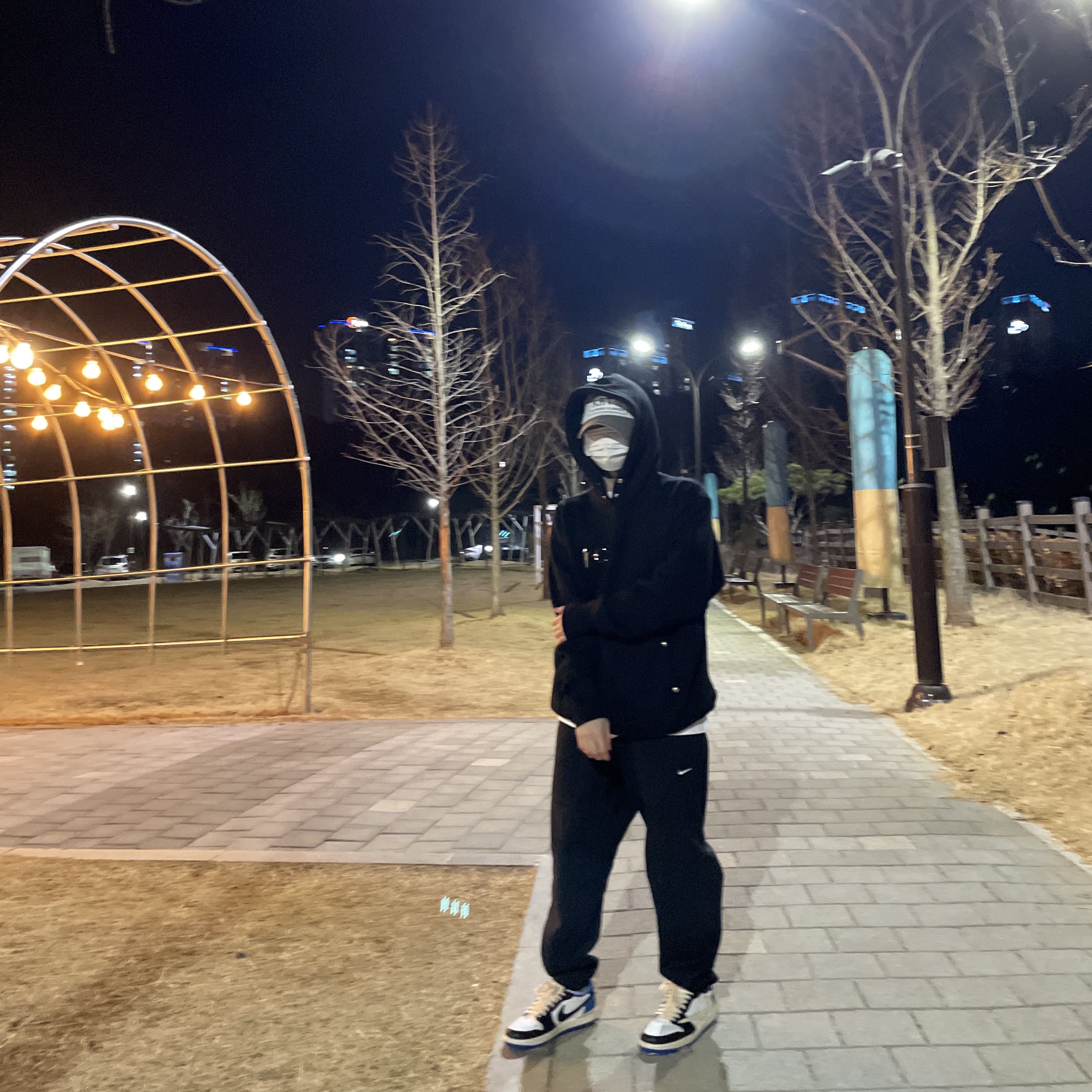 Jordan 1 x Travis Scott x Fragment Retro Low OG SP Military Blue, Nike NRG Solo Swoosh Fleece Pants Black White - Asia 착용 스타일 - 1