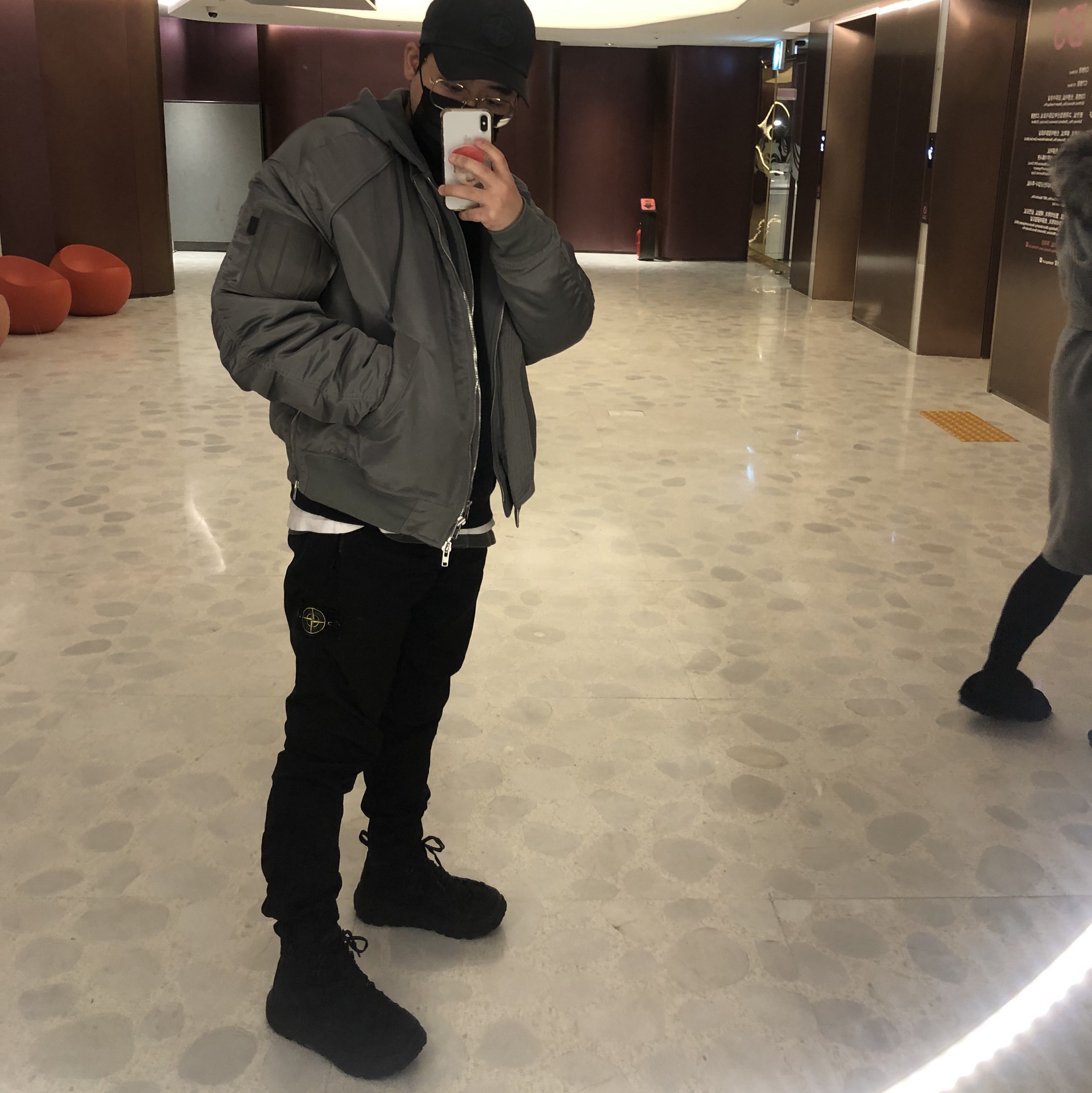 Juun.J Hood MA-1 Jumper Grey - 21SS, Stone Island 63347 Cotton Nylon Fleece Pants Black - 21FW 착용 스타일 - 2
