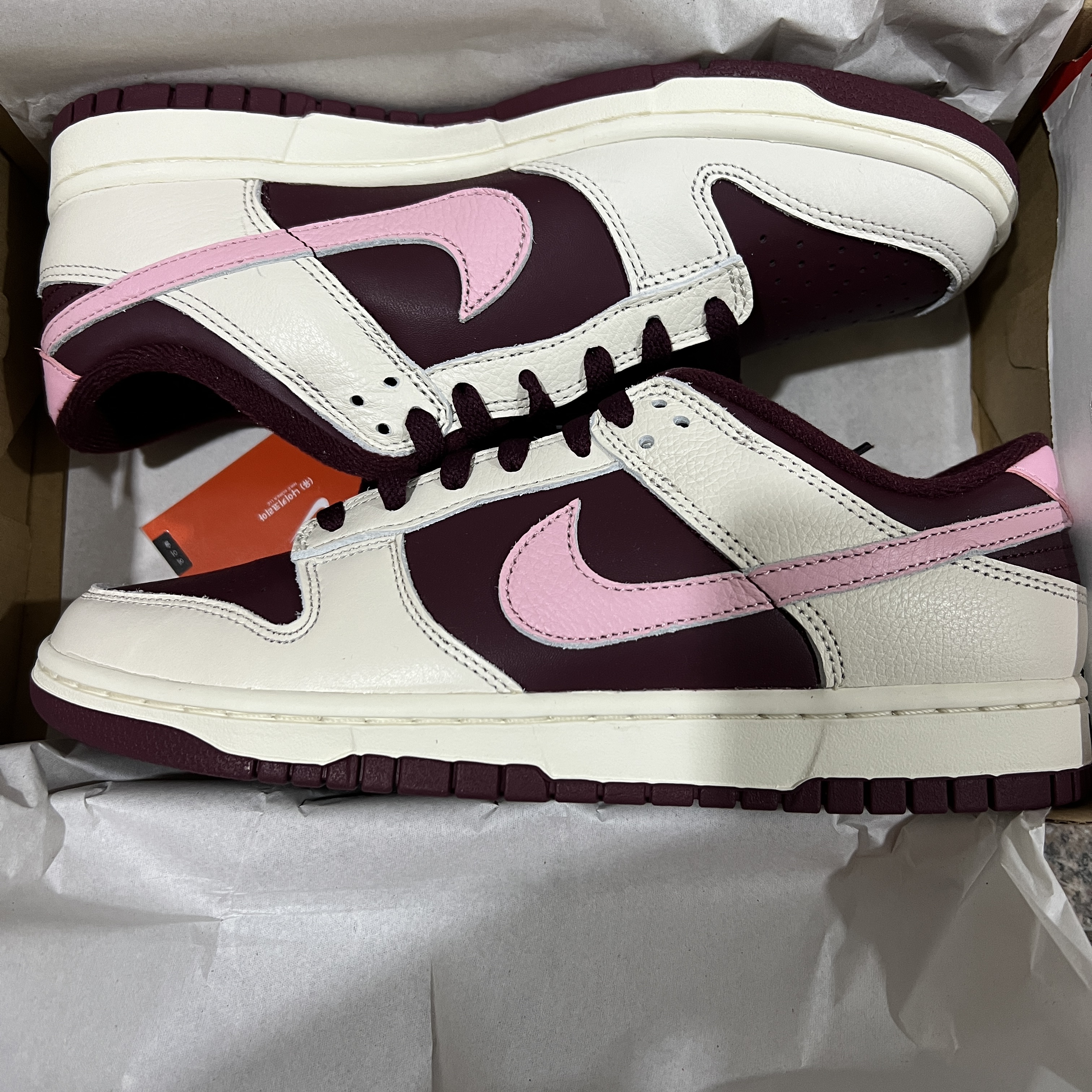 NIke Dunk Low Retro Night Maroon and Medium Soft Pink 착용 스타일 - 2