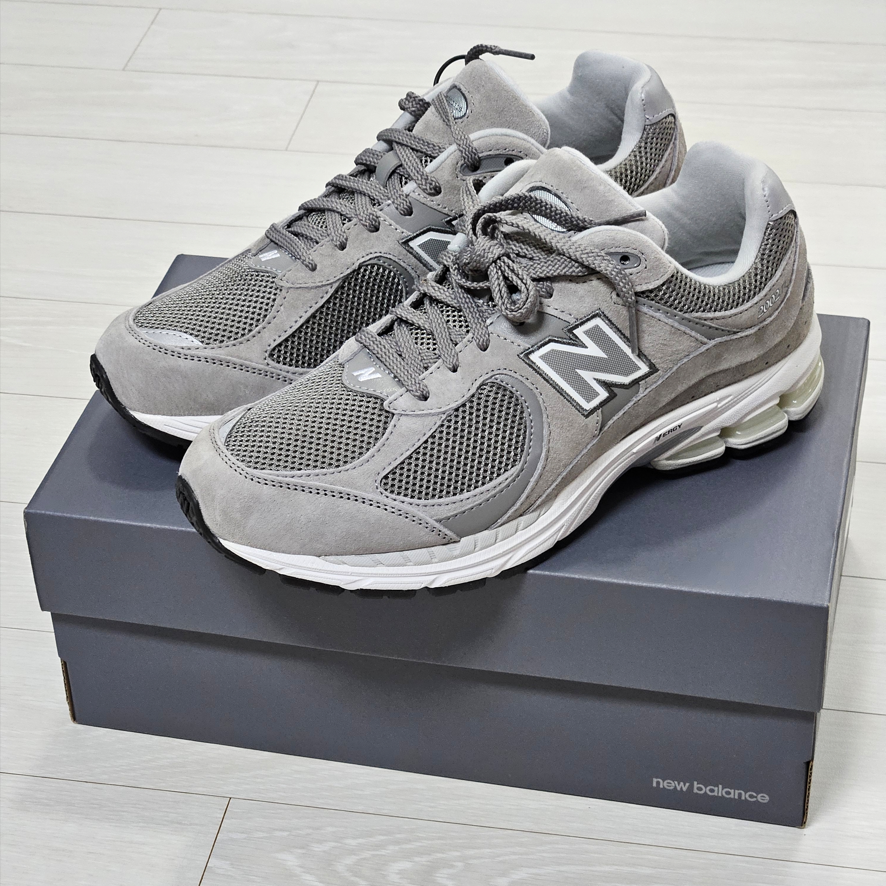 New Balance 2002R Marblehead White 착용 스타일