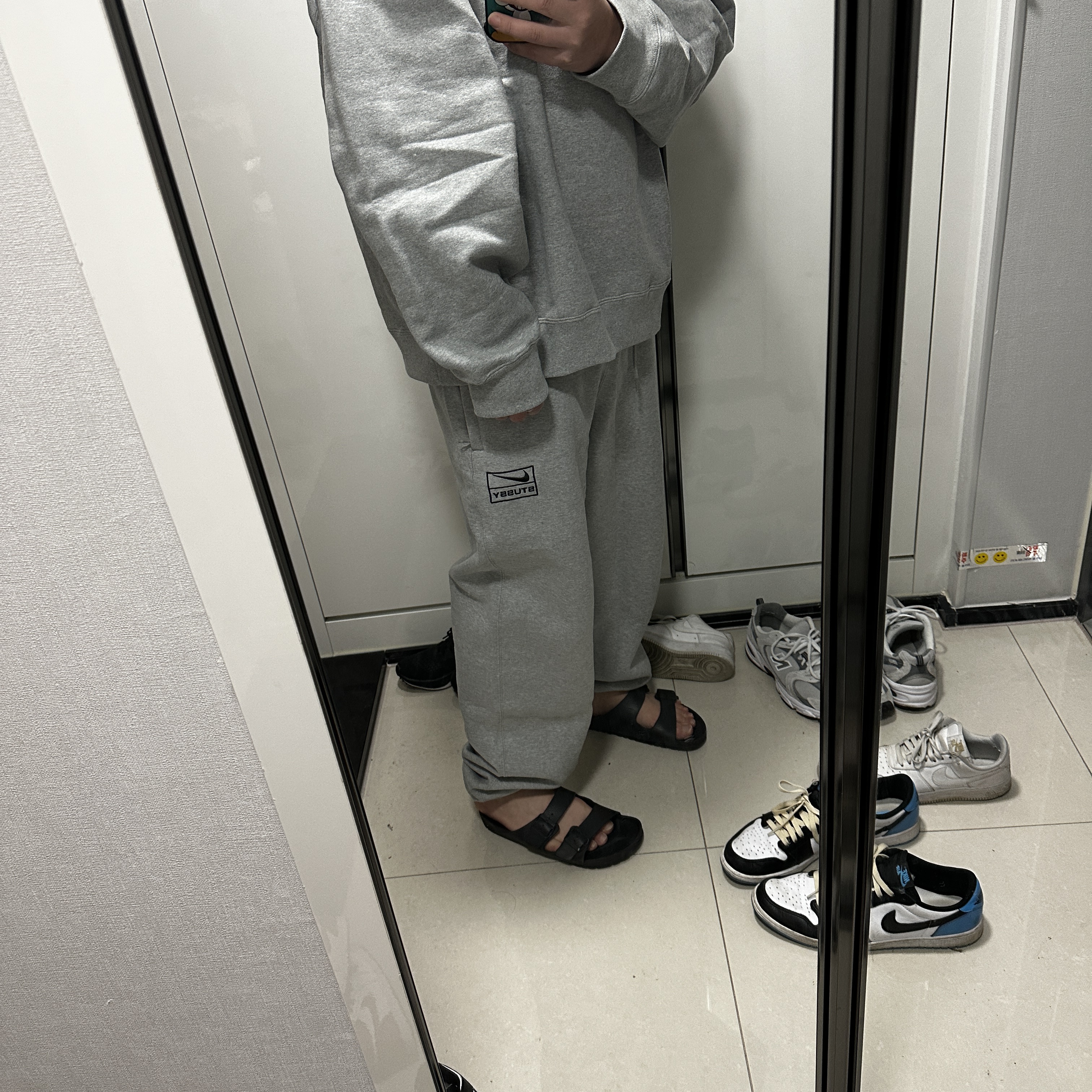 Nike x Stussy NRG Fleece Pants Dark Grey Heather (DO9340-063) 착용 스타일 - 1