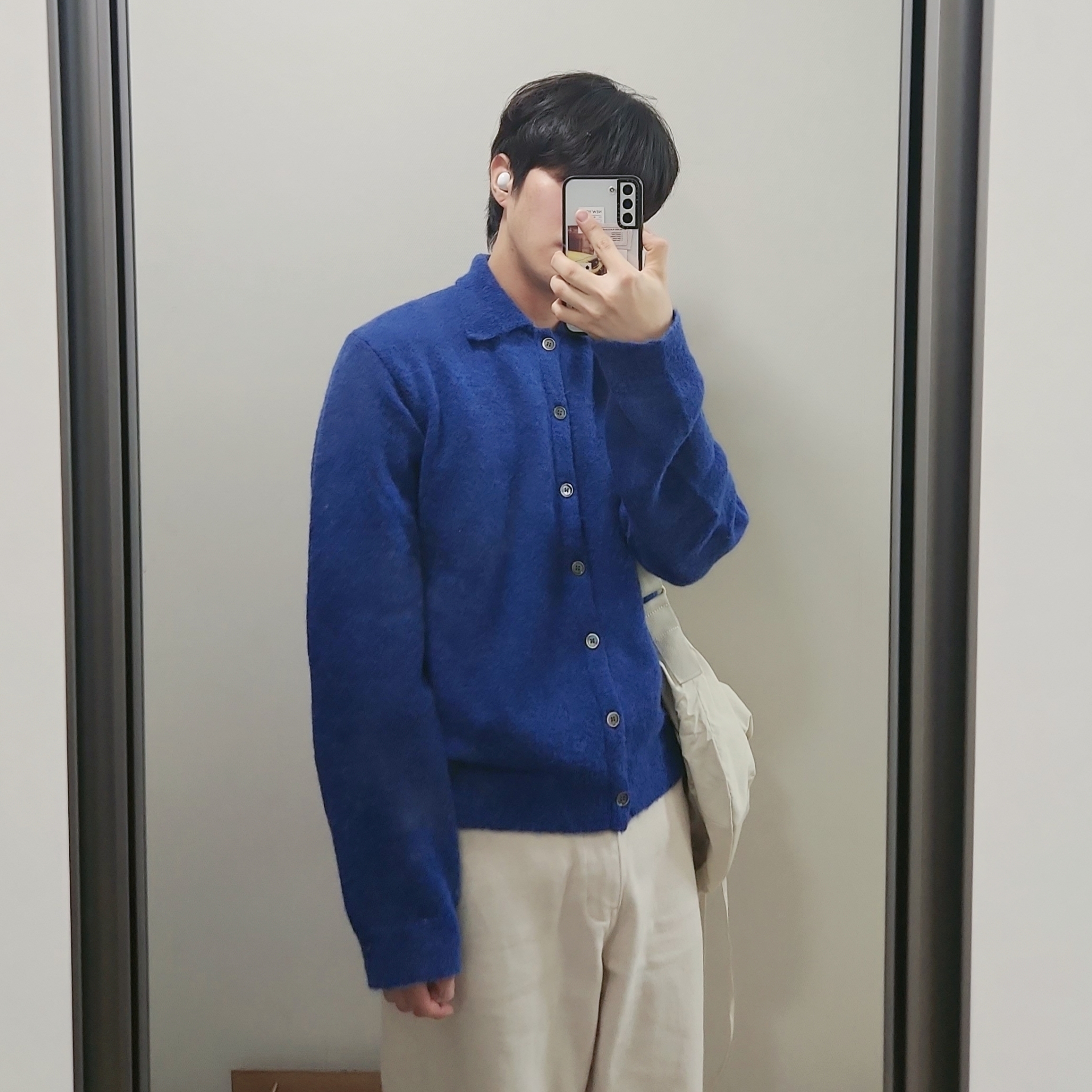 Our Legacy Evening Polo Fuzzy Alpaca Royal Blue, Uniqlo U Drawstring Shoulder Bag Natural 착용 스타일